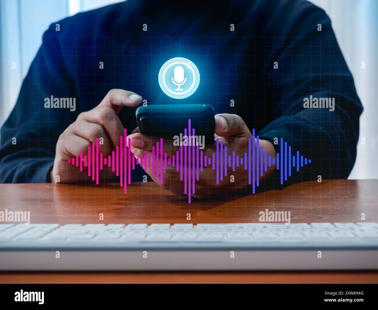 Concetto di tecnologia delle applicazioni di ricerca vocale per conversazioni. Grafica audio a onde sonore digitali sullo smartphone mentre l'uomo preme il pulsante del microfono virtuale. Foto Stock
