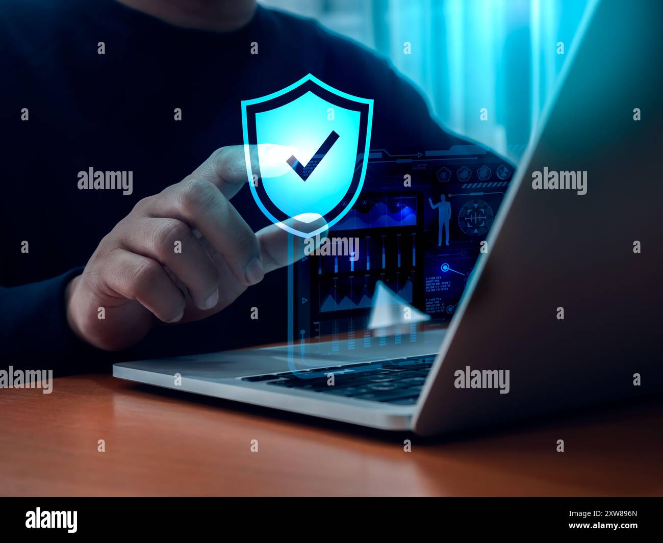 Sicurezza informatica, tecnologia mondiale per la sicurezza delle reti Internet, concetti di protezione dei dati digitali per la privacy. Ologramma dell'icona dello scudo di sicurezza che indica l'attività Foto Stock