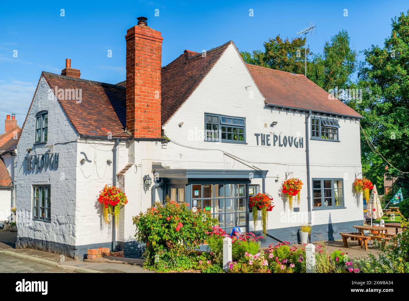 Claverley, Shropshire, Regno Unito - 18 agosto 2024: View of the Plough, un pub di campagna per antonomasia nello Shropshire, Regno Unito Foto Stock