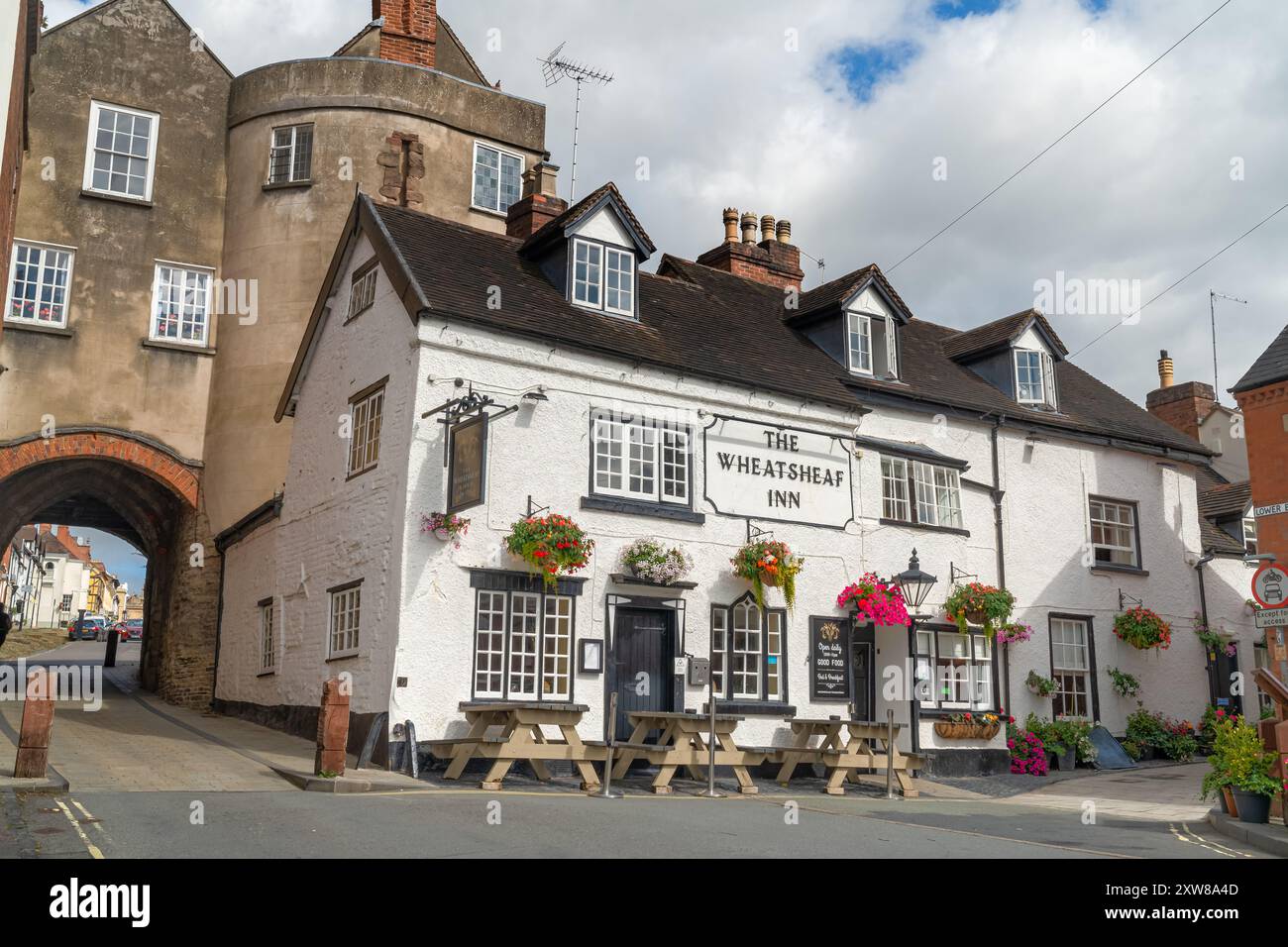 Ludlow, Shropshire, Regno Unito - 16 agosto 2024: Una vista del Wheatsheaf Pub a Ludlow, un tradizionale pub cittadino di mercato Foto Stock