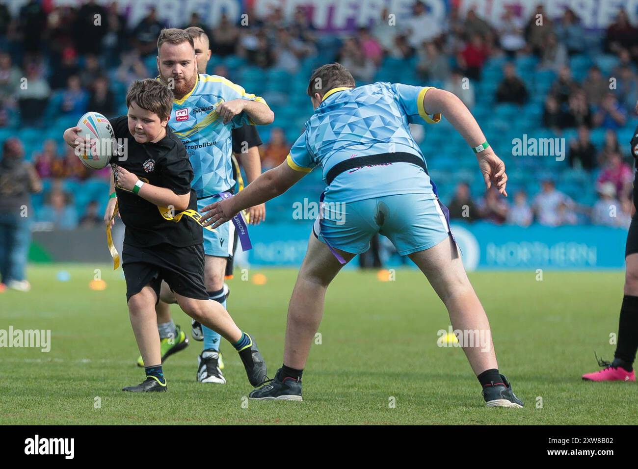 Leeds, Regno Unito. 18 agosto 2024. *** LDRL Rugby al Magic Weekend durante il Magic Weekend Super League match tra Huddersfield Giants e Castleford Tigers a Elland Road, Leeds, Inghilterra, il 18 agosto 2024. Foto di Simon Hall. Solo per uso editoriale, licenza richiesta per uso commerciale. Non utilizzare in scommesse, giochi o pubblicazioni di singoli club/campionato/giocatori. Crediti: UK Sports Pics Ltd/Alamy Live News Foto Stock