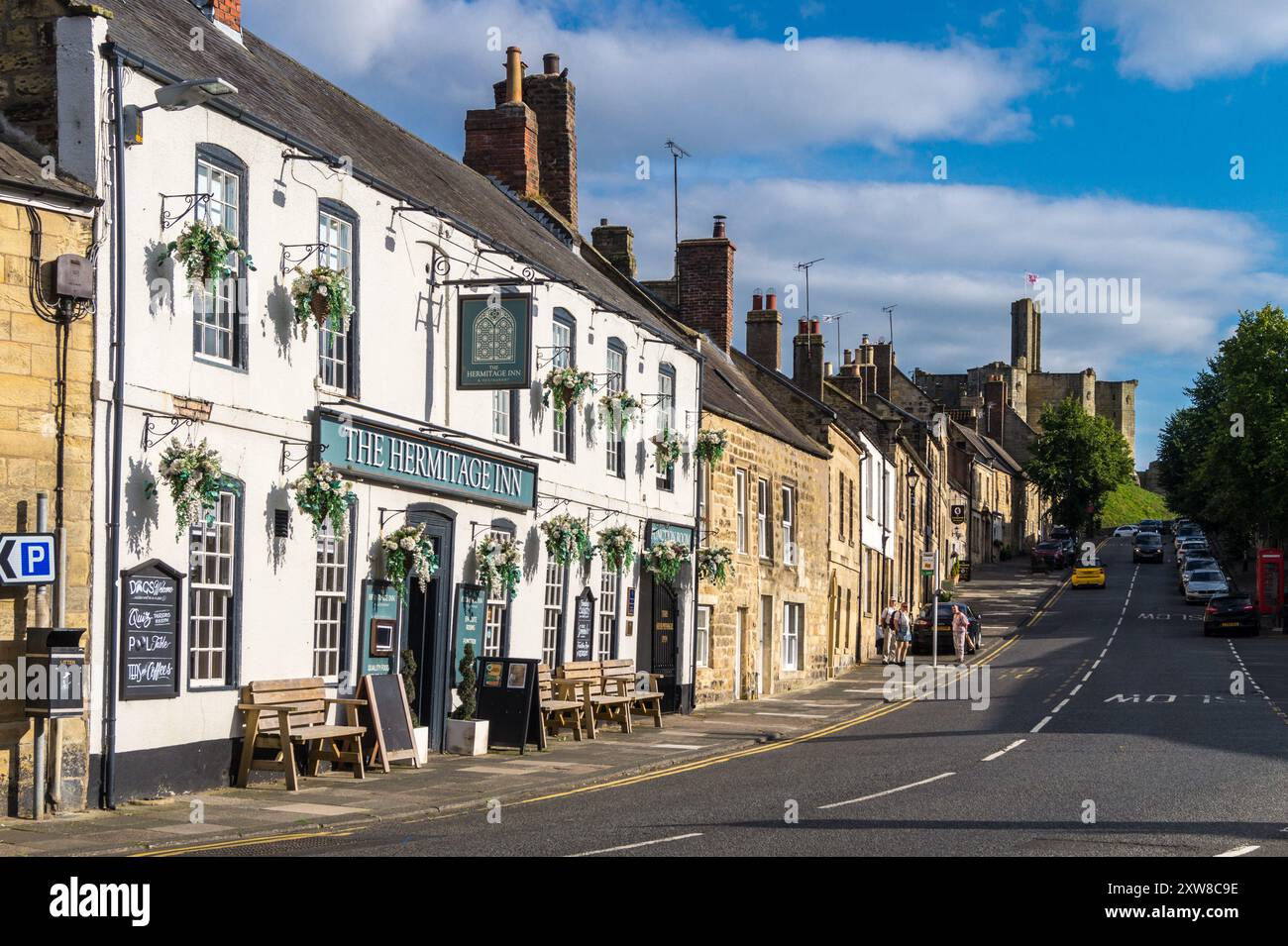 High Street e il castello di Warkworth, Warkworth, Northumberland, Inghilterra Foto Stock
