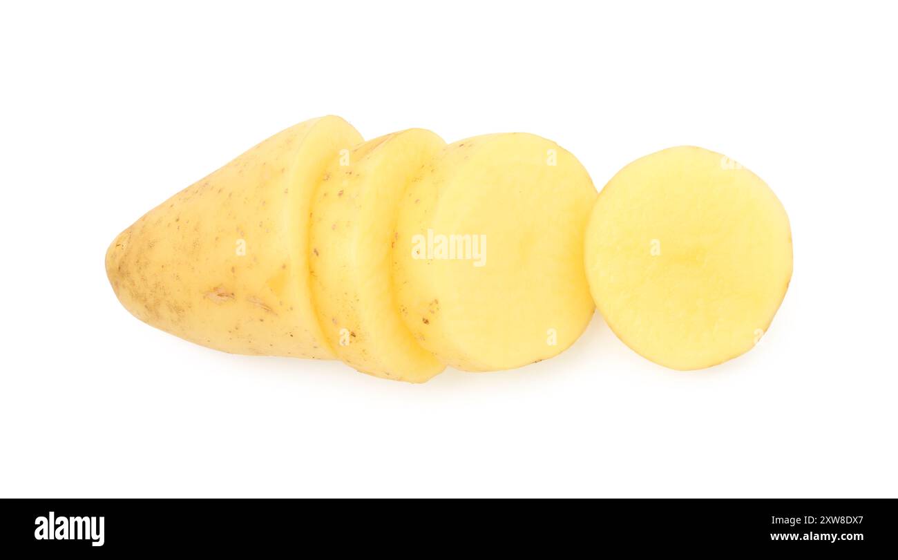 Taglia la patata giovane isolata su bianco, vista dall'alto Foto Stock
