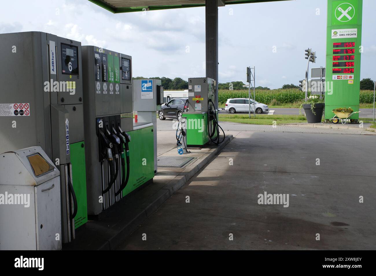 Wilsum, Germania - 18 agosto 2024 distributore di benzina senza equipaggio di un mercato Raiffeissen in Germania. Il pagamento può essere effettuato solo con carta di credito o debito Foto Stock