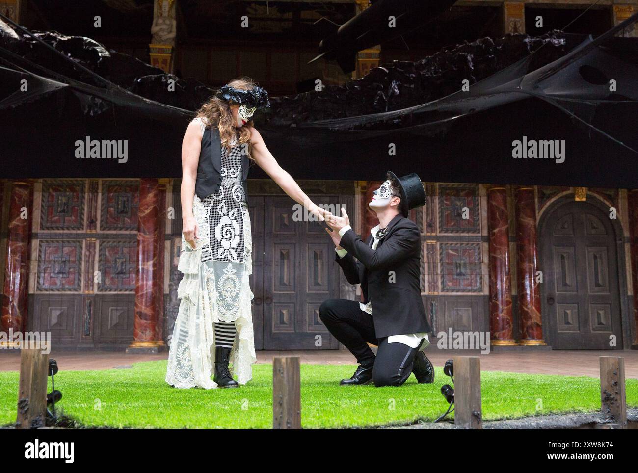 Kirsty Bushell (Giulietta), Edward Hogg (Romeo) in ROMEO E GIULIETTA di Shakespeare al Globe di Shakespeare, Londra SE1 27/04/2017 design: Soutra Gilmour illuminazione: Charles Balfour coreografo: Tim Claydon regista: Daniel Kramer Foto Stock