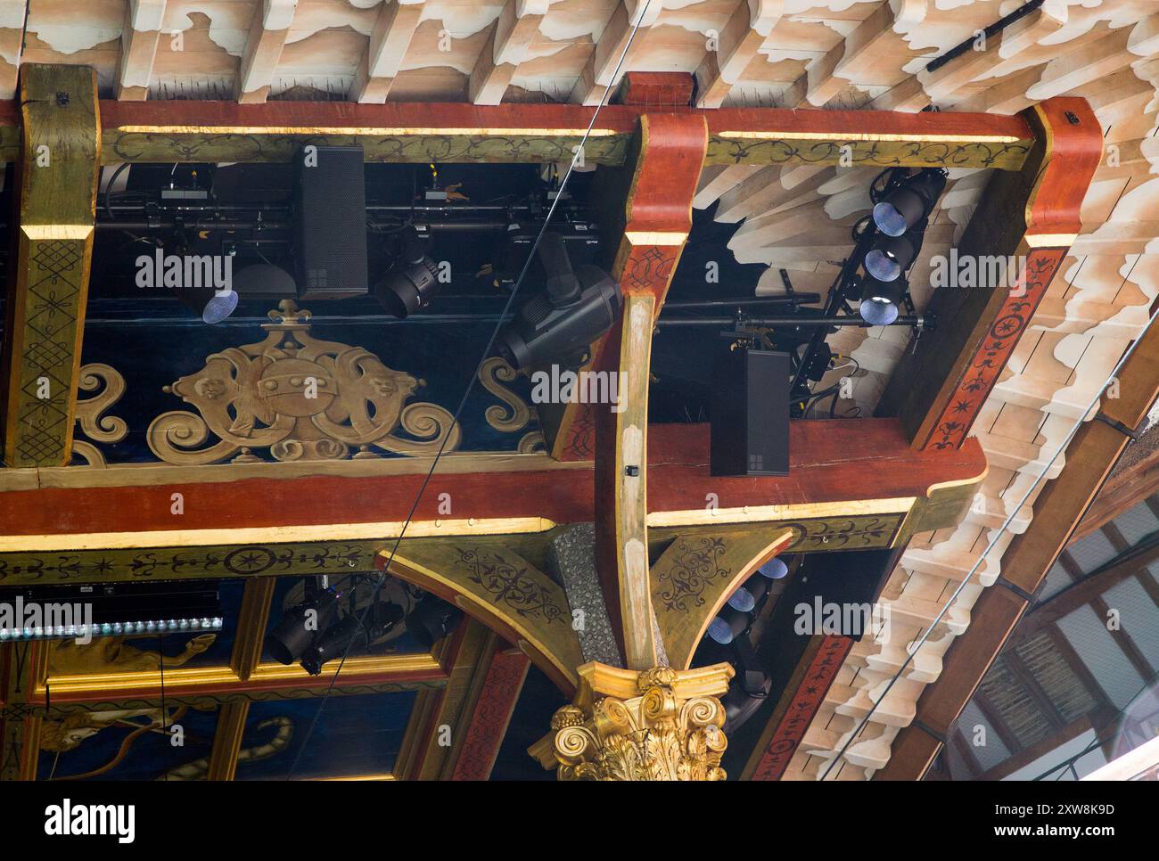 Ulteriori apparecchiature di illuminazione scenica ospitate nel cielo per ROMEO E GIULIETTA di Shakespeare al Globe di Shakespeare, Londra SE1 27/04/2017 design: Soutra Gilmour illuminazione: Charles Balfour coreografo: Tim Claydon regista: Daniel Kramer Foto Stock
