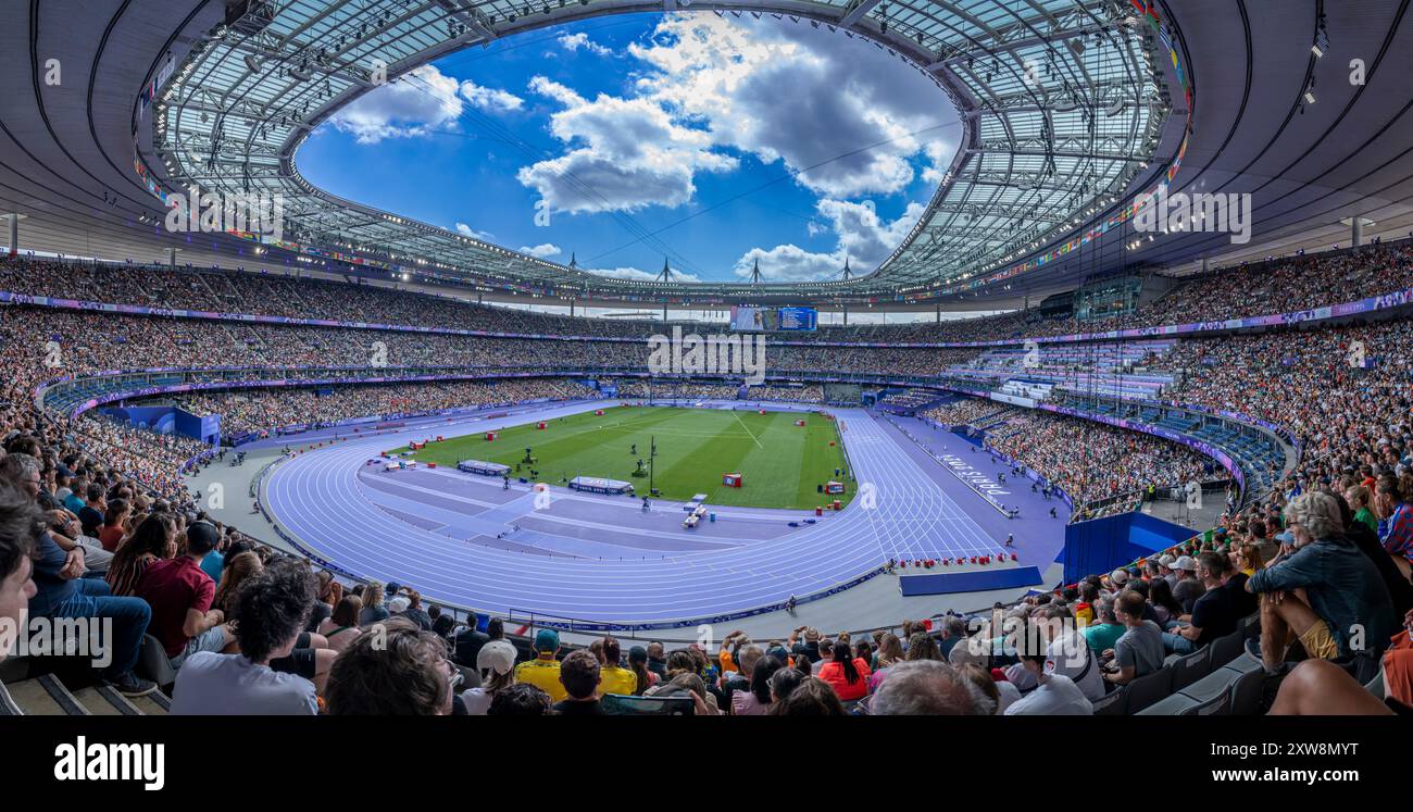 Parigi, Francia - 08 03 2024: Giochi Olimpici Parigi 2024. Ammira l'interno dello Stade de France durante gli eventi olimpici di atletica leggera della pista Foto Stock