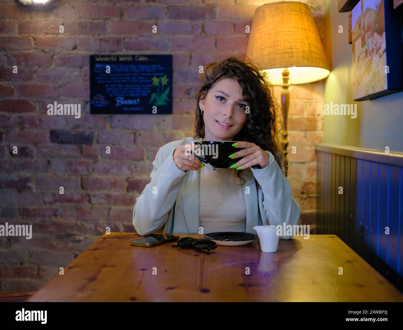Ragazza in un caffè Foto Stock