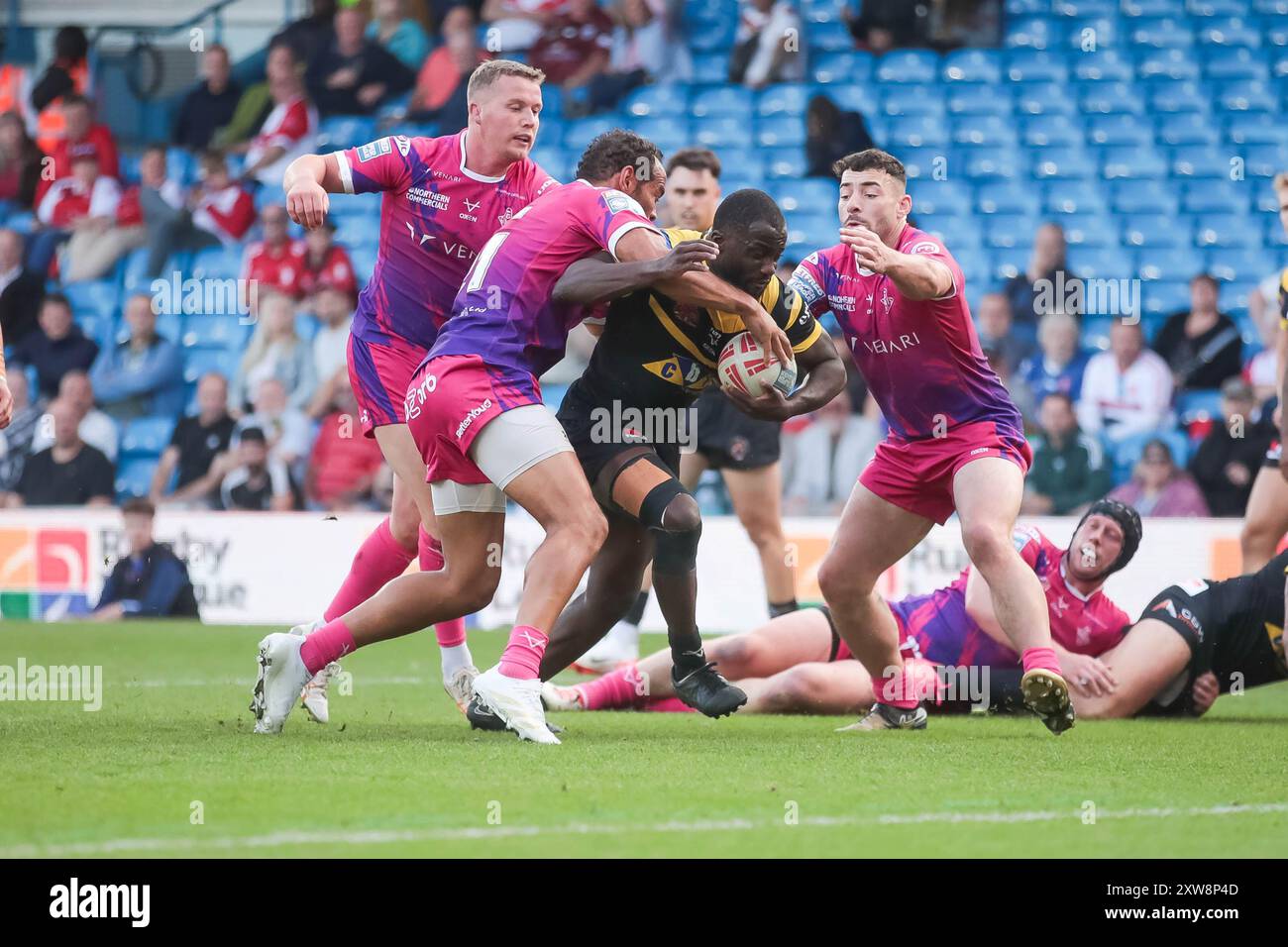 Leeds, Regno Unito. 18 agosto 2024. ***Nessuna via d'uscita per Muizz Mustapha durante il Magic Weekend Super League match tra Huddersfield Giants e Castleford Tigers a Elland Road, Leeds, Inghilterra, il 18 agosto 2024. Foto di Simon Hall. Solo per uso editoriale, licenza richiesta per uso commerciale. Non utilizzare in scommesse, giochi o pubblicazioni di singoli club/campionato/giocatori. Crediti: UK Sports Pics Ltd/Alamy Live News Foto Stock