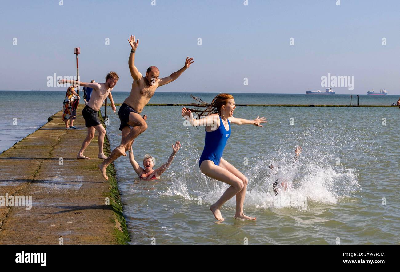 pic Shows: I fine settimana fanno un ultimo tuffo mattutino nella piscina di marea di Walpole Bay a Margate, Kent, prima di tornare al lavoro. Tempo caldo, Marga Foto Stock