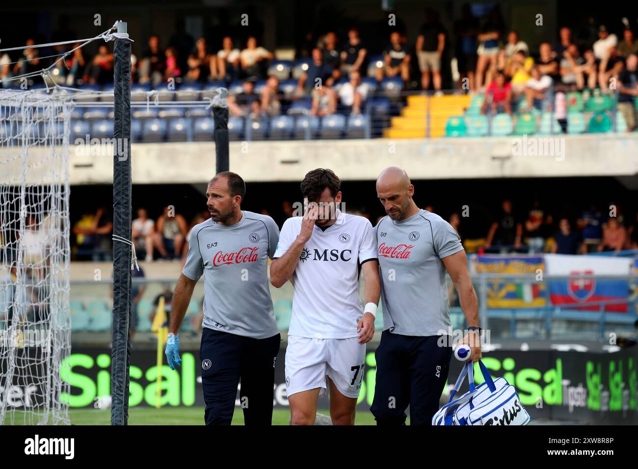 Verona, Italia. 18 agosto 2024. Khvicha Kvaratskhelia (77 SSC Napoli) in azione durante la partita di calcio di serie A tra Hellas Verona e Napoli allo Stadio Marcantonio Bentegodi, Nord Est Italia - domenica 18 agosto 2024. Sport - calcio (foto di Paola Garbuioi/Lapresse) credito: LaPresse/Alamy Live News Foto Stock