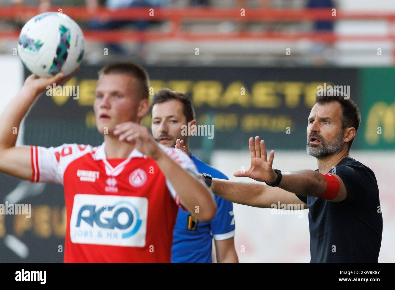 Kortrijk, Belgio. 18 agosto 2024. Il capo-allenatore di Standard Ivan Leko raffigurato durante una partita di calcio tra KV Kortrijk e Standard de Liege, domenica 18 agosto 2024 a Kortrijk, il giorno quattro della stagione 2024-2025 della "Jupiler Pro League" prima divisione del campionato belga. BELGA FOTO KURT DESPLENTER credito: Belga News Agency/Alamy Live News Foto Stock