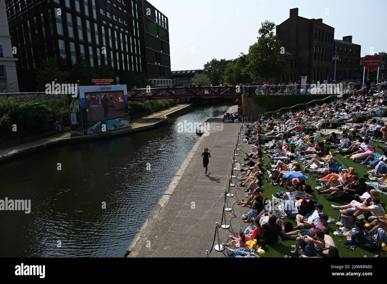 LONDRA, REGNO UNITO. 1 agosto 2024. Everyman on the Canal proietta la Parent Trap a Granary Square, King Cross, Londra, Regno Unito. ( Credito: Vedi li/Picture Capital/Alamy Live News Foto Stock