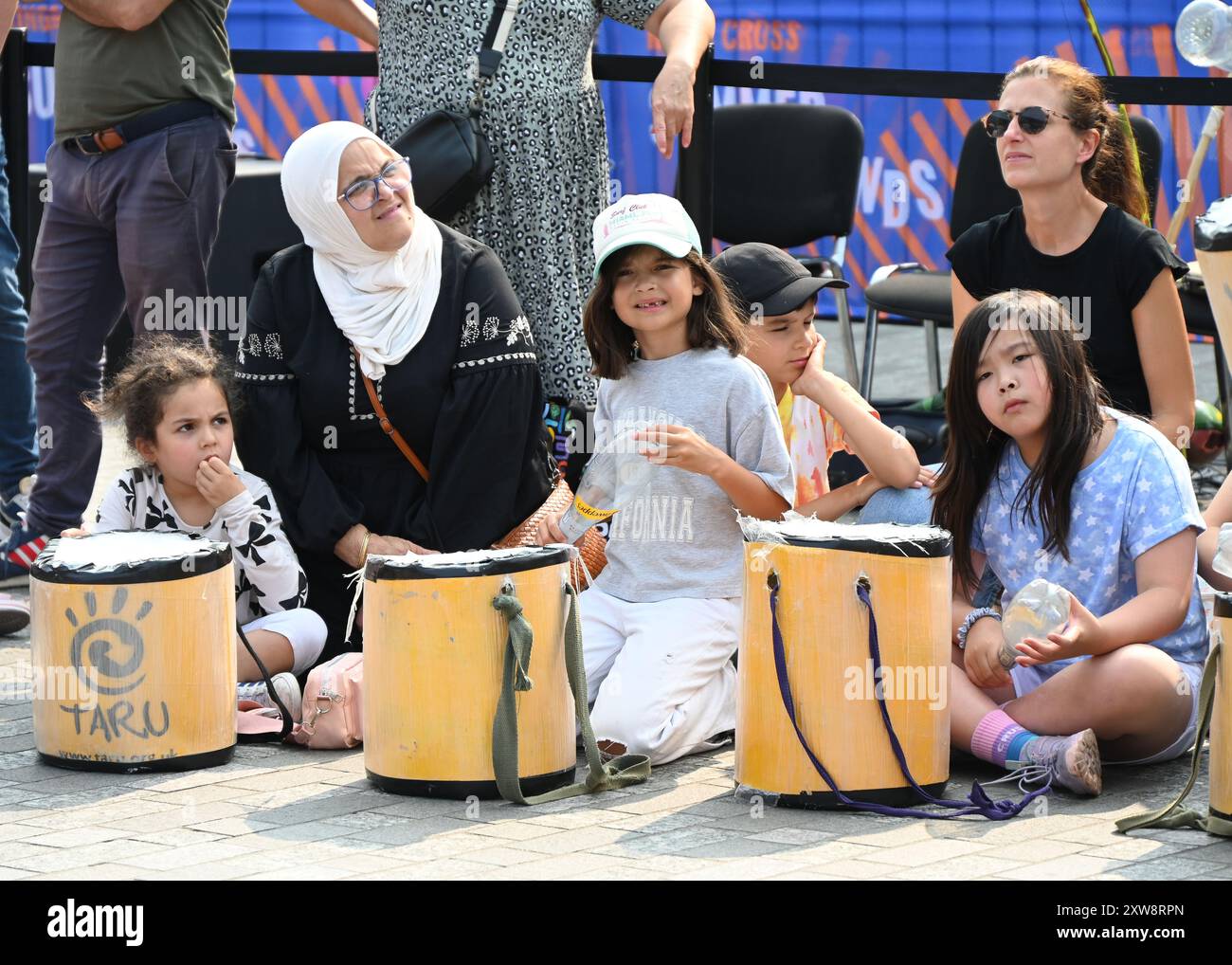 LONDRA, REGNO UNITO. 1 agosto 2024. King's Cross Summer Sounds ospita una celebrazione della cultura brasiliana: Il Taru Drumming Circle al Coal Drops Yard, Londra, Regno Unito. ( Credito: Vedi li/Picture Capital/Alamy Live News Foto Stock