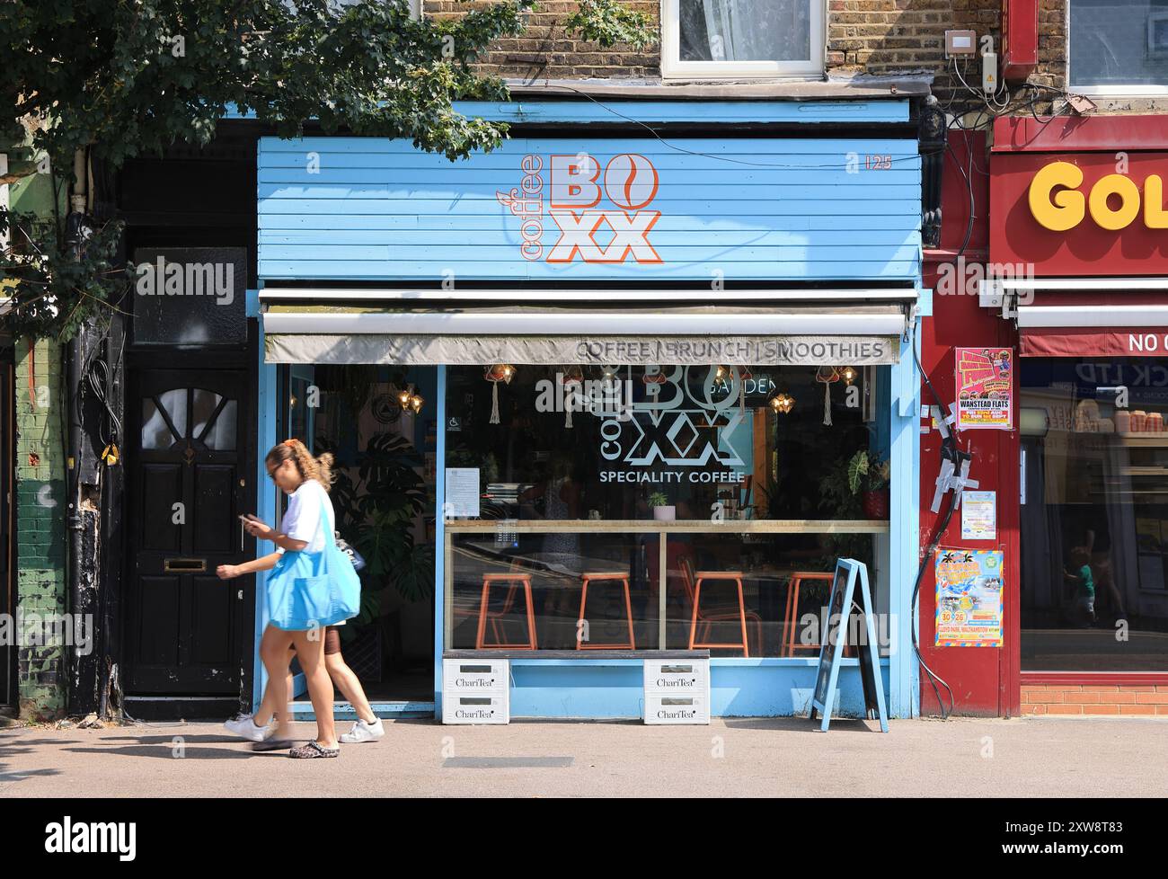 Wood Street a est di Walthamstow Central, piena di aziende indie, vecchie e nuove, tradizionali e alla moda, con una comunità diversificata, ne London, Regno Unito Foto Stock