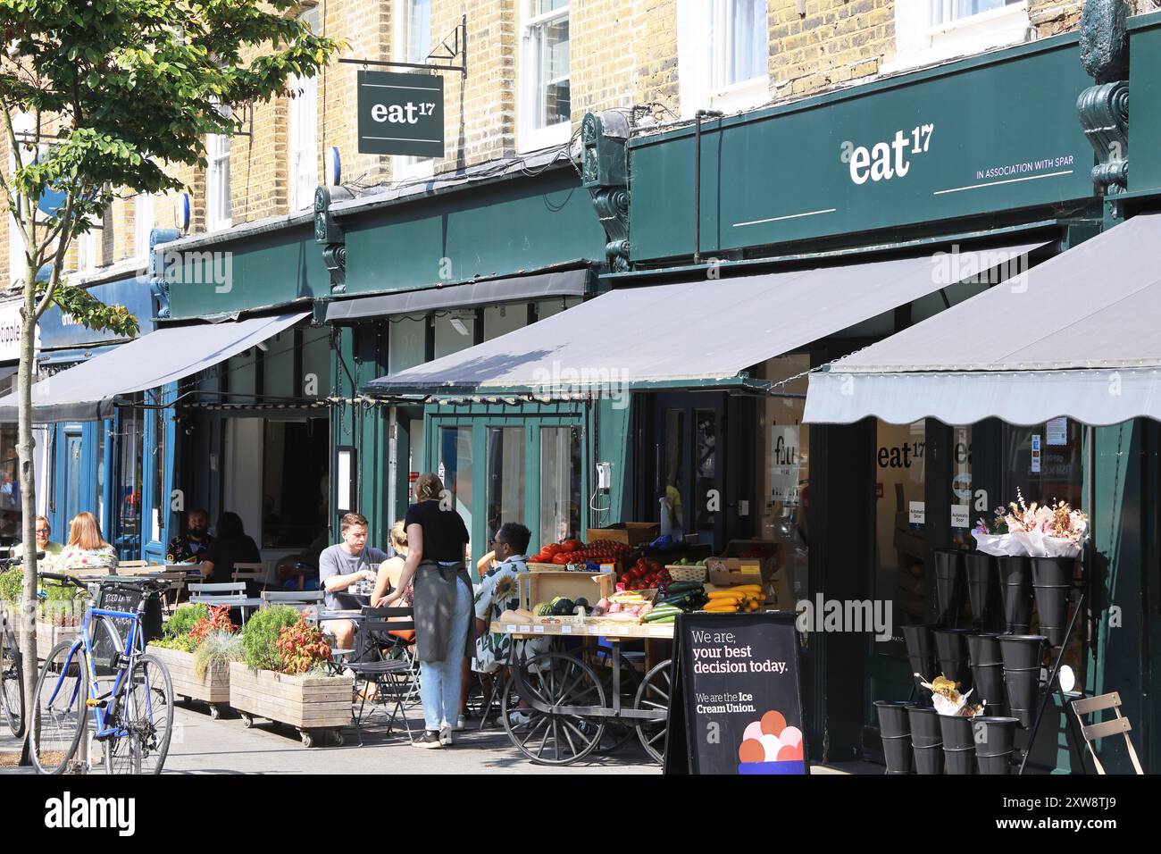 Alla moda Orford Road, nel cuore del villaggio storico di Walthamstow, fiancheggiato da caffetterie e negozi di artigiani indipendenti, a ne Londra, Regno Unito Foto Stock