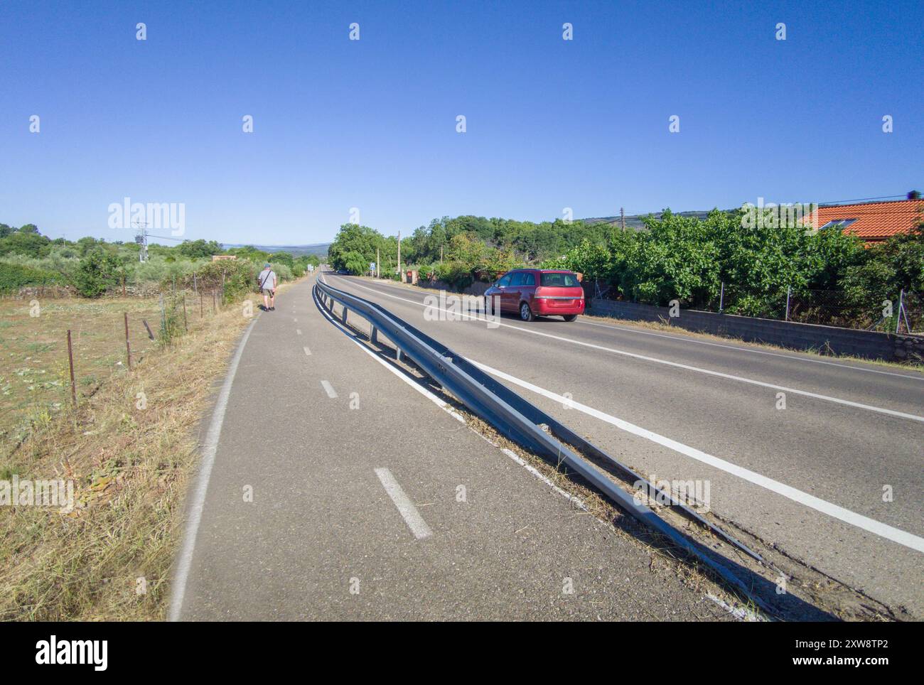 Pista ciclabile separata parallela a una strada locale. Passeggiata pedonale Foto Stock