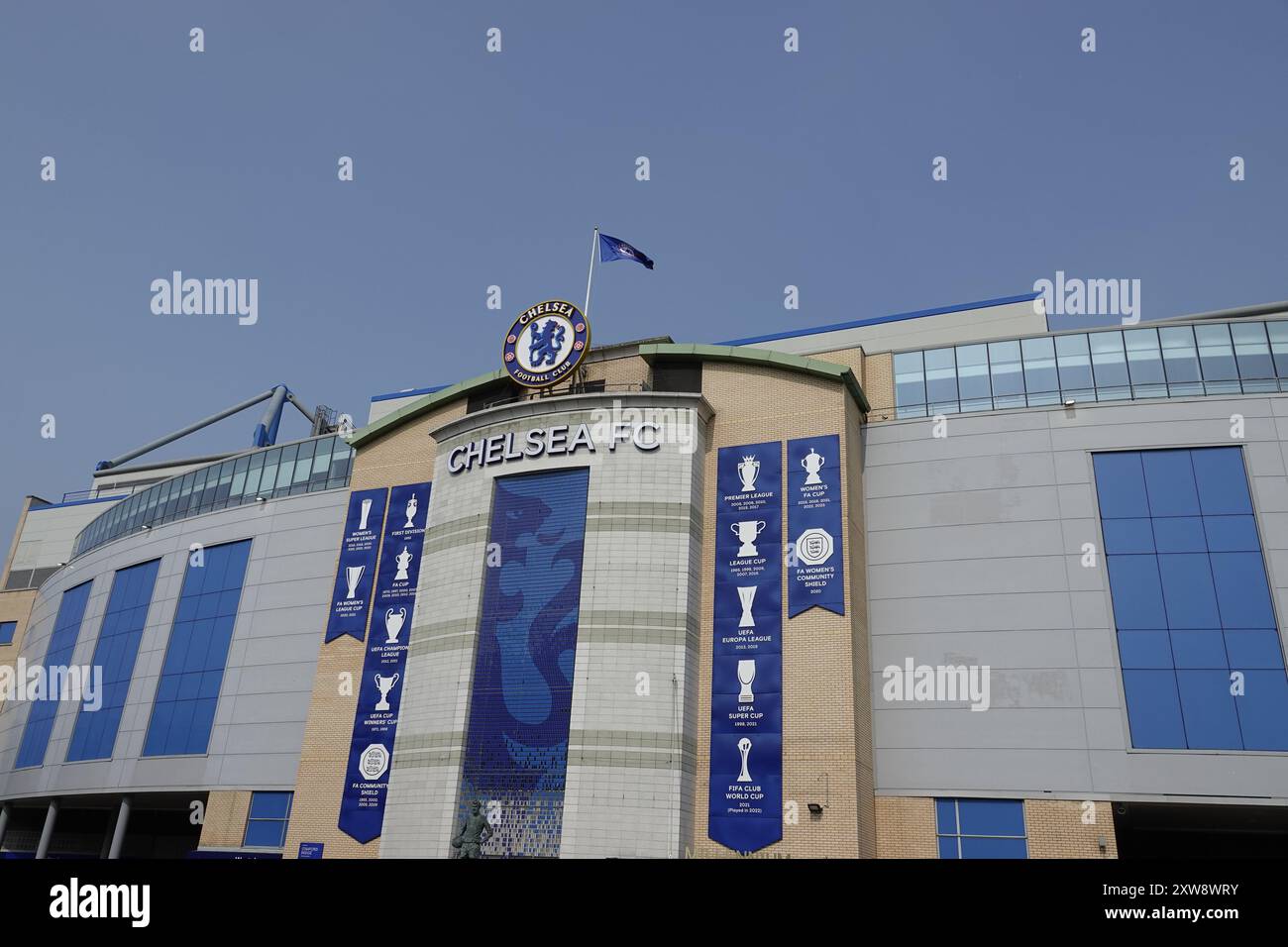 Chelsea, Londra, Regno Unito. 18 agosto 2024. La prima partita della Premier League per il Chelsea Football Club e gli ultimi anni i campioni del Manchester City Football Club giocavano allo Stamford Bridge. OPS: L'esterno dello stadio credito: Motofoto/Alamy Live News Foto Stock