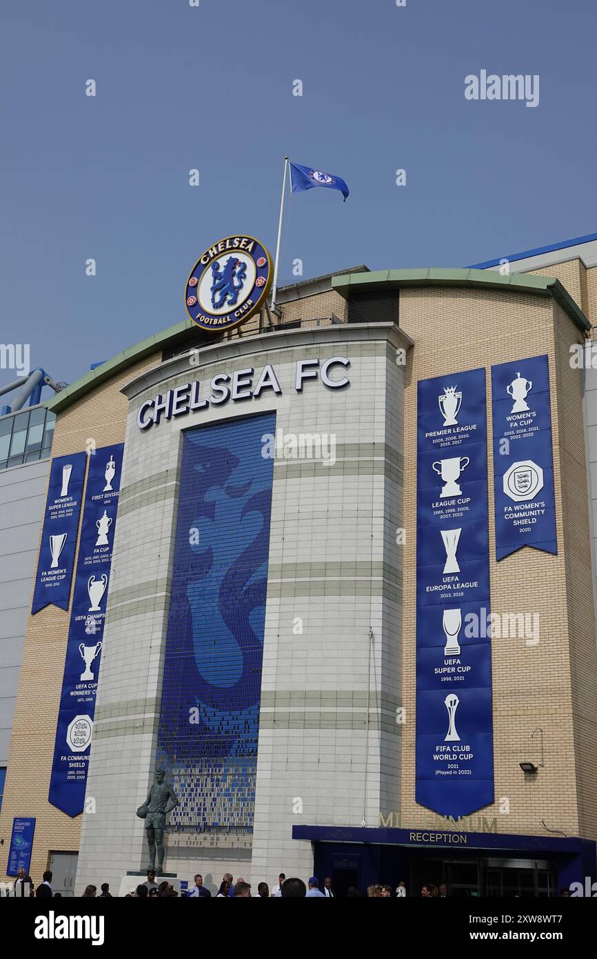 Chelsea, Londra, Regno Unito. 18 agosto 2024. La prima partita della Premier League per il Chelsea Football Club e gli ultimi anni i campioni del Manchester City Football Club giocavano allo Stamford Bridge. OPS: L'esterno dello stadio credito: Motofoto/Alamy Live News Foto Stock