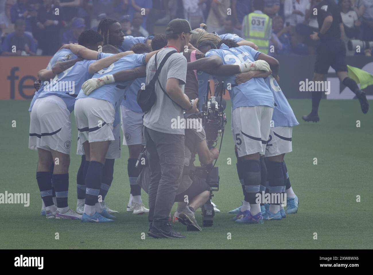Chelsea, Londra, Regno Unito. 18 agosto 2024. La prima partita della Premier League per il Chelsea Football Club e gli ultimi anni i campioni del Manchester City Football Club giocavano allo Stamford Bridge. Our Picture Shows: (OPS) : il team di Manchester City si accosta tra il fumo pirotecnico prima del calcio d'inizio, visto dalla troupe della telecamera TV crediti: Motofoto/Alamy Live News Foto Stock