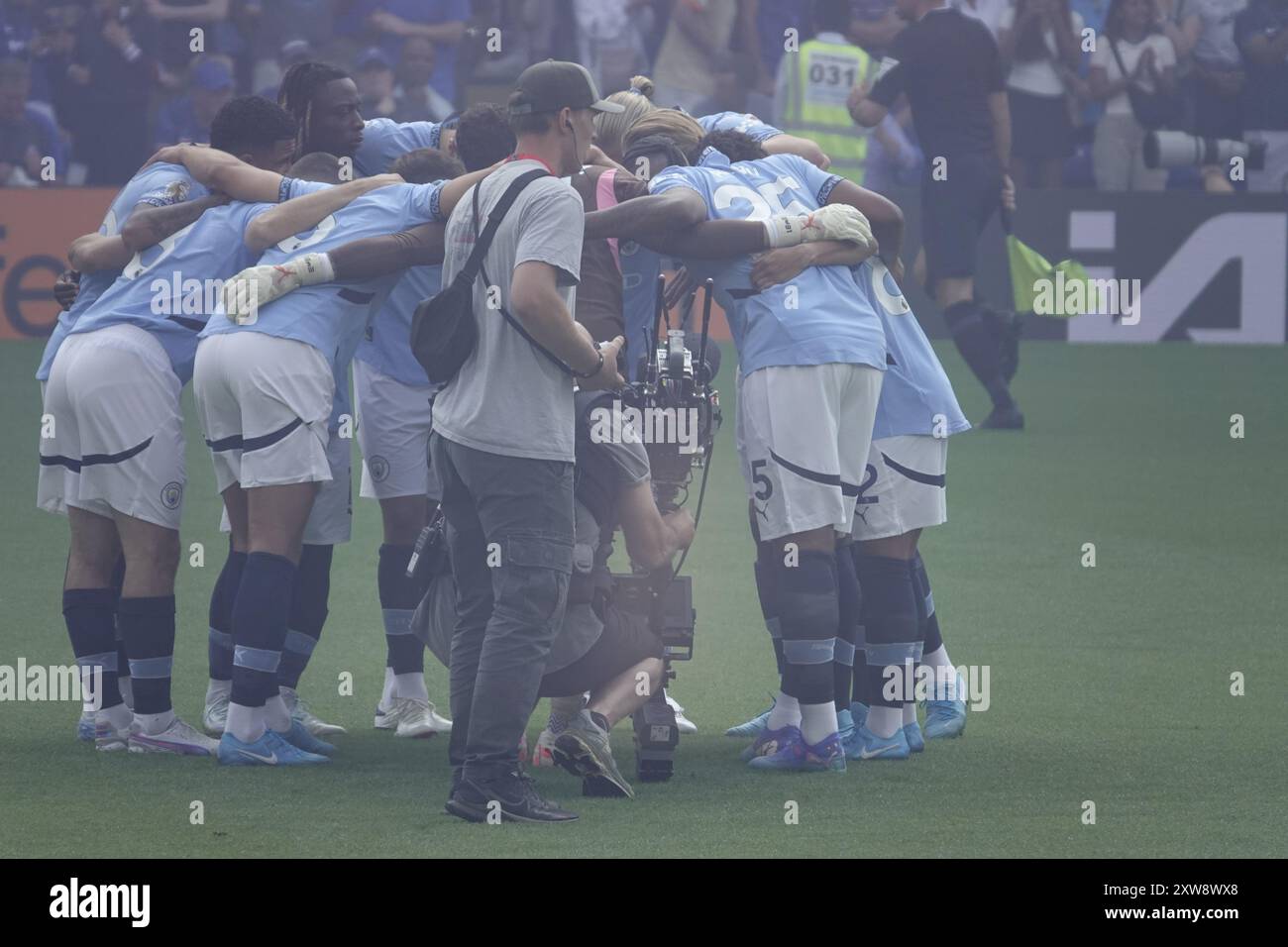 Chelsea, Londra, Regno Unito. 18 agosto 2024. La prima partita della Premier League per il Chelsea Football Club e gli ultimi anni i campioni del Manchester City Football Club giocavano allo Stamford Bridge. Our Picture Shows: (OPS) : il team di Manchester City si accosta tra il fumo pirotecnico prima del calcio d'inizio, visto dalla troupe della telecamera TV crediti: Motofoto/Alamy Live News Foto Stock