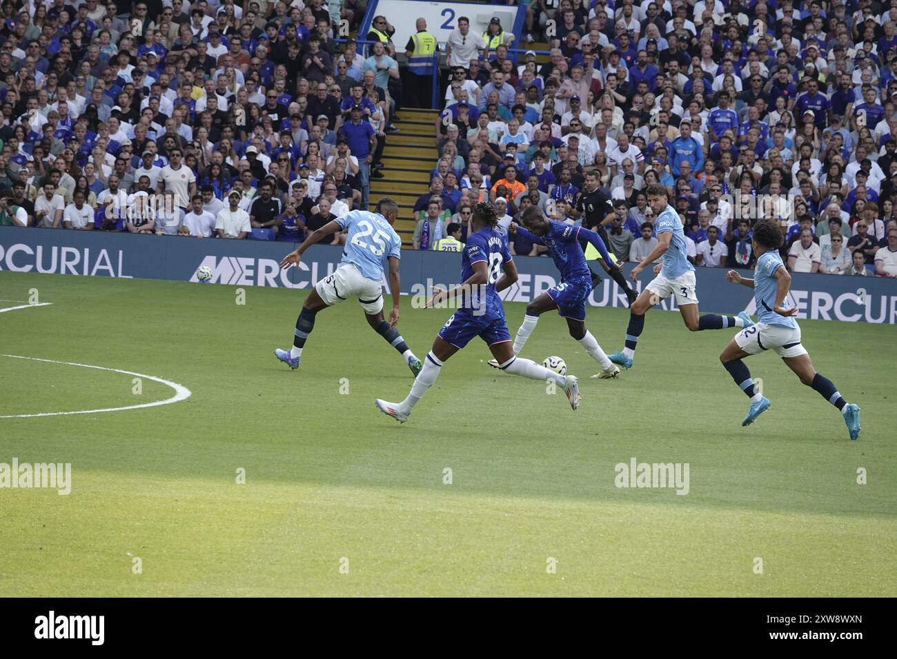Chelsea, Londra, Regno Unito. 18 agosto 2024. La prima partita della Premier League per il Chelsea Football Club e gli ultimi anni i campioni del Manchester City Football Club giocavano allo Stamford Bridge. Our Picture Shows: (OPS) : Un infruttuoso attacco Chelsea di Nicolas Jackson credito: Motofoto/Alamy Live News Foto Stock