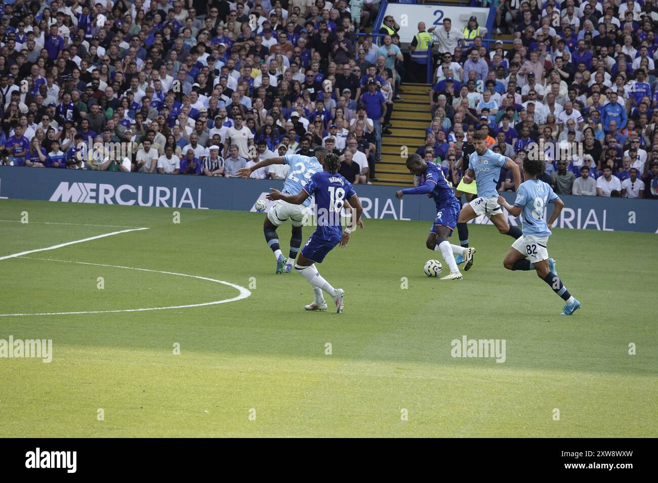 Chelsea, Londra, Regno Unito. 18 agosto 2024. La prima partita della Premier League per il Chelsea Football Club e gli ultimi anni i campioni del Manchester City Football Club giocavano allo Stamford Bridge. Our Picture Shows: (OPS) : Un infruttuoso attacco Chelsea di Nicolas Jackson credito: Motofoto/Alamy Live News Foto Stock