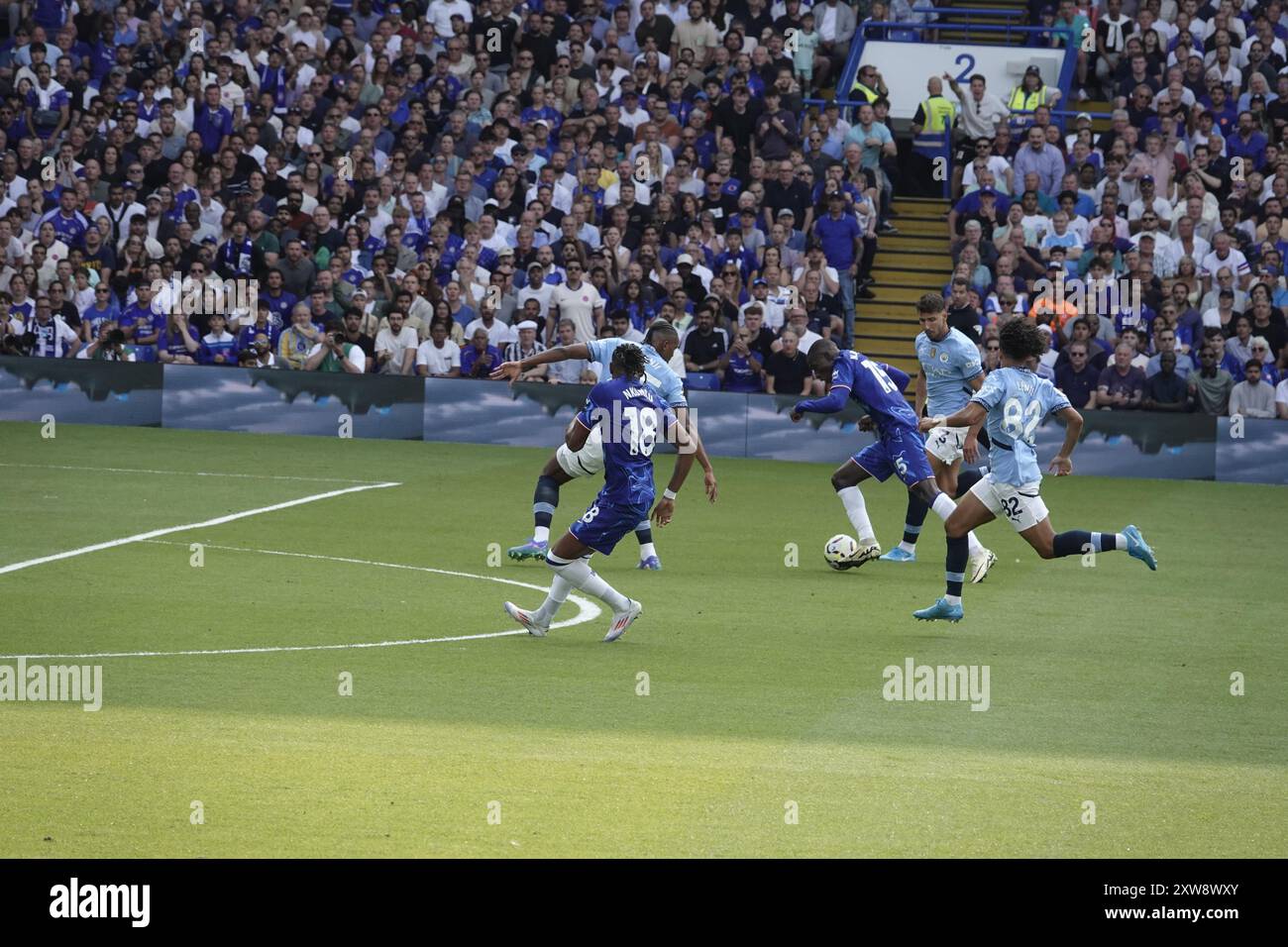 Chelsea, Londra, Regno Unito. 18 agosto 2024. La prima partita della Premier League per il Chelsea Football Club e gli ultimi anni i campioni del Manchester City Football Club giocavano allo Stamford Bridge. Our Picture Shows: (OPS) : Un infruttuoso attacco Chelsea di Nicolas Jackson credito: Motofoto/Alamy Live News Foto Stock