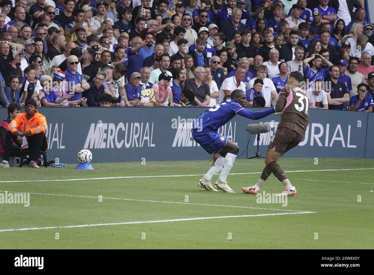 Chelsea, Londra, Regno Unito. 18 agosto 2024. La prima partita della Premier League per il Chelsea Football Club e gli ultimi anni i campioni del Manchester City Football Club giocavano allo Stamford Bridge. Our Picture Shows: (OPS) : Un infruttuoso attacco Chelsea di Nicolas Jackson finisce in un confronto con il portiere di Man City Emerson Credit: Motofoto/Alamy Live News Foto Stock
