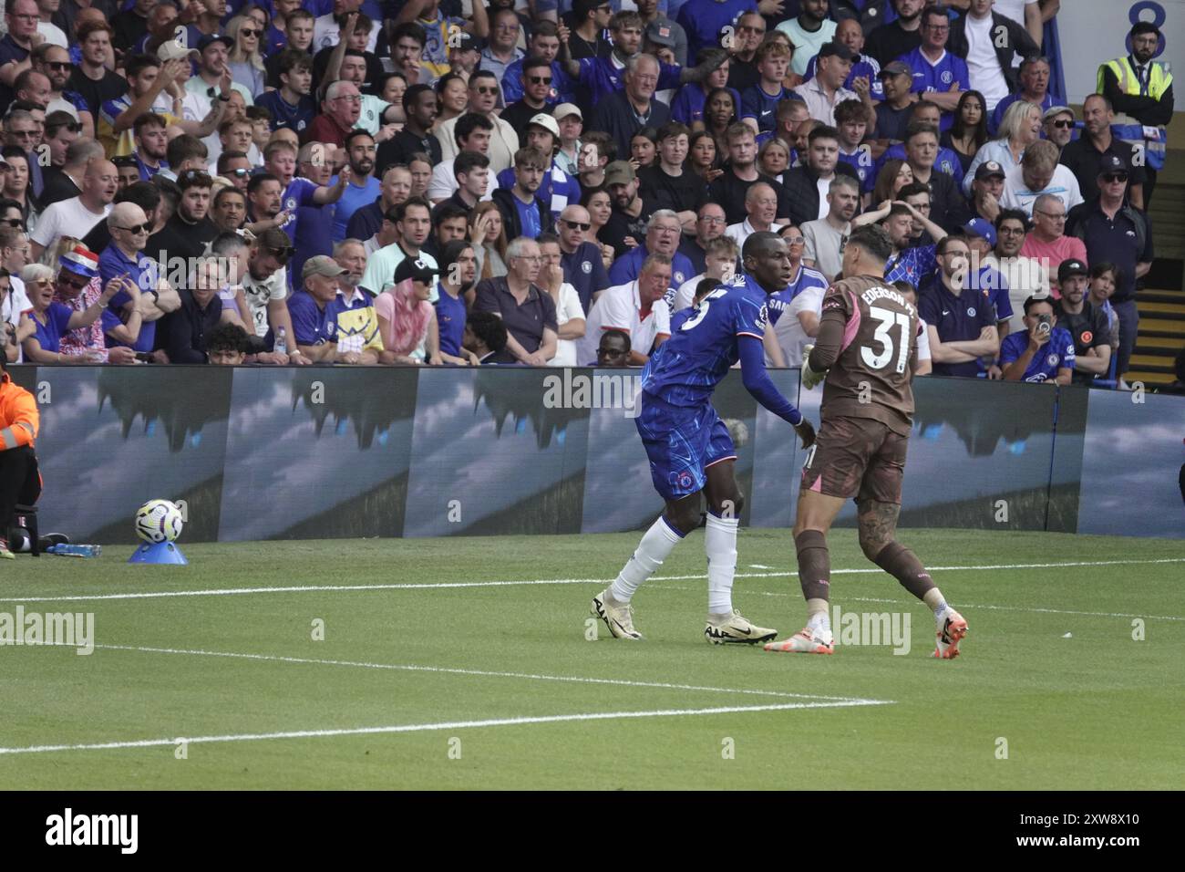 Chelsea, Londra, Regno Unito. 18 agosto 2024. La prima partita della Premier League per il Chelsea Football Club e gli ultimi anni i campioni del Manchester City Football Club giocavano allo Stamford Bridge. Our Picture Shows: (OPS) : Un infruttuoso attacco Chelsea di Nicolas Jackson finisce in un confronto con il portiere di Man City Emerson Credit: Motofoto/Alamy Live News Foto Stock