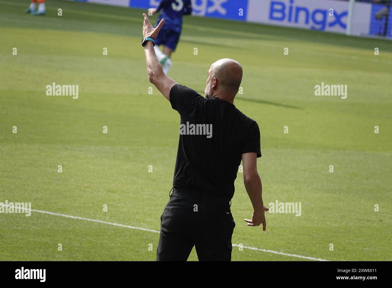 Chelsea, Londra, Regno Unito. 18 agosto 2024. La prima partita della Premier League per il Chelsea Football Club e gli ultimi anni i campioni del Manchester City Football Club giocavano allo Stamford Bridge. Our Picture Shows: (OPS) : il boss di Man City Pep Guardiola emette ordini Credit: Motofoto/Alamy Live News Foto Stock
