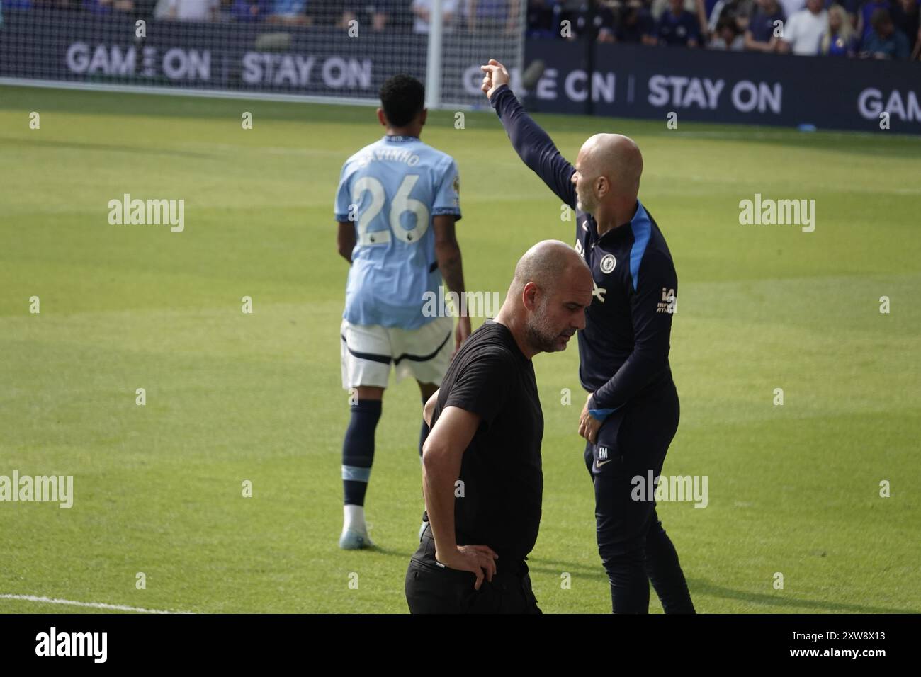 Chelsea, Londra, Regno Unito. 18 agosto 2024. La prima partita della Premier League per il Chelsea Football Club e gli ultimi anni i campioni del Manchester City Football Club giocavano allo Stamford Bridge. Our Picture Shows: (OPS) : il boss di Chelsea Enzo Maresca istruisce i suoi giocatori come il boss di Man City Pep Guardiola volge le spalle al gioco. Crediti: Motofoto/Alamy Live News Foto Stock