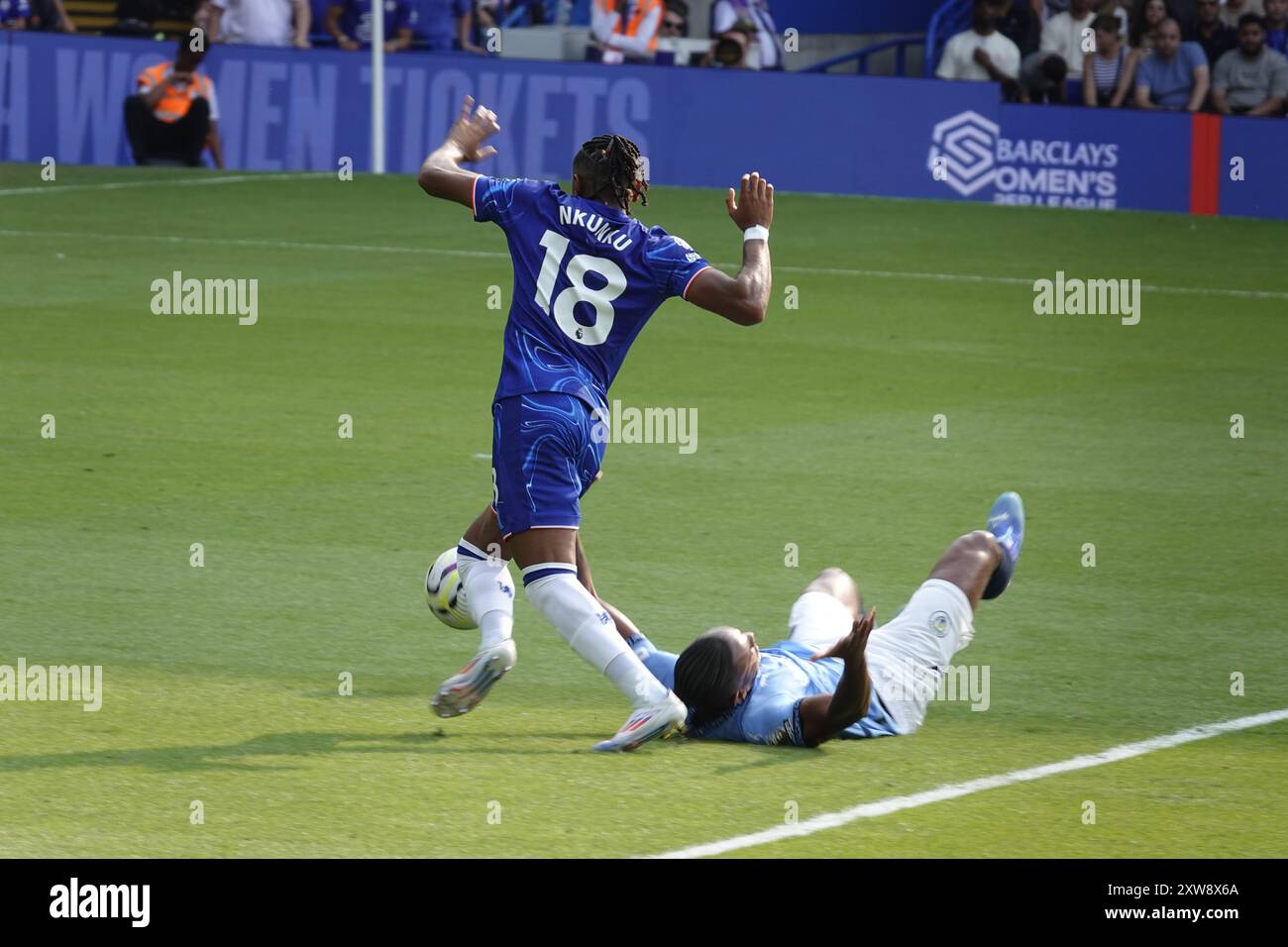 Chelsea, Londra, Regno Unito. 18 agosto 2024. La prima partita della Premier League per il Chelsea Football Club e gli ultimi anni i campioni del Manchester City Football Club giocavano allo Stamford Bridge. Our Picture Shows: (OPS): Chelsea Christopher Nkunku balla oltre un uomo. Credito sfida città: Motofoto/Alamy Live News Foto Stock