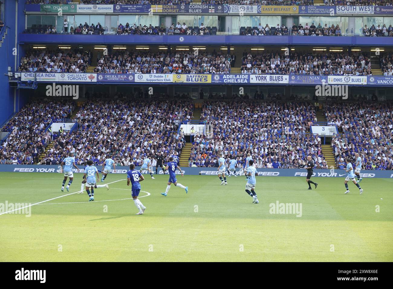 Chelsea, Londra, Regno Unito. 18 agosto 2024. La prima partita della Premier League per il Chelsea Football Club e gli ultimi anni i campioni del Manchester City Football Club giocavano allo Stamford Bridge. Our Picture Shows: (OPS) : Gioca all'interno della Man City Half. Crediti: Motofoto/Alamy Live News Foto Stock