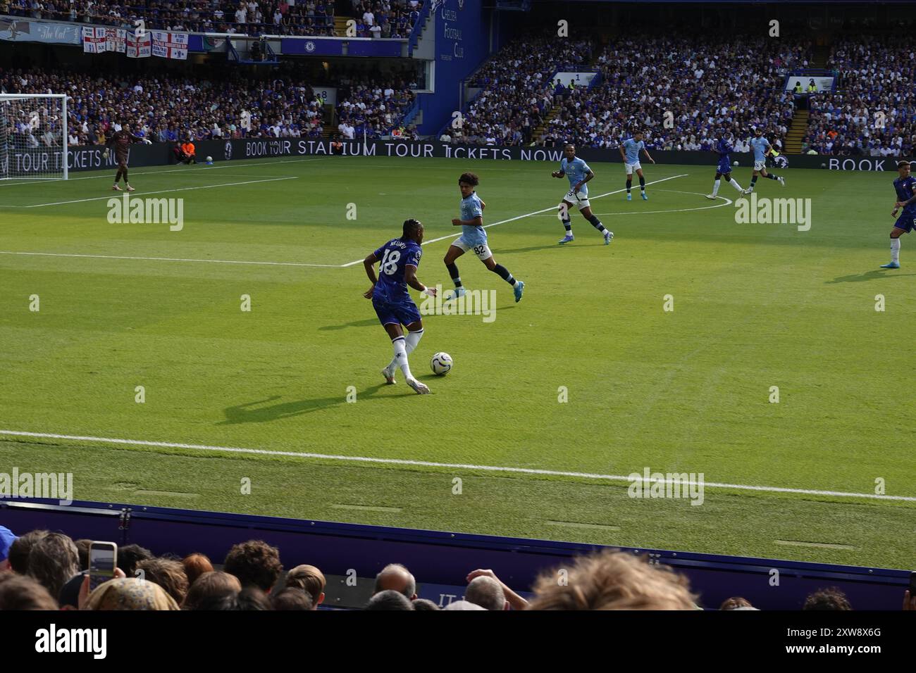 Chelsea, Londra, Regno Unito. 18 agosto 2024. La prima partita della Premier League per il Chelsea Football Club e gli ultimi anni i campioni del Manchester City Football Club giocavano allo Stamford Bridge. Our Picture Shows: (OPS): Chelsea Christopher Nkunku balla oltre un uomo. Credito sfida città: Motofoto/Alamy Live News Foto Stock