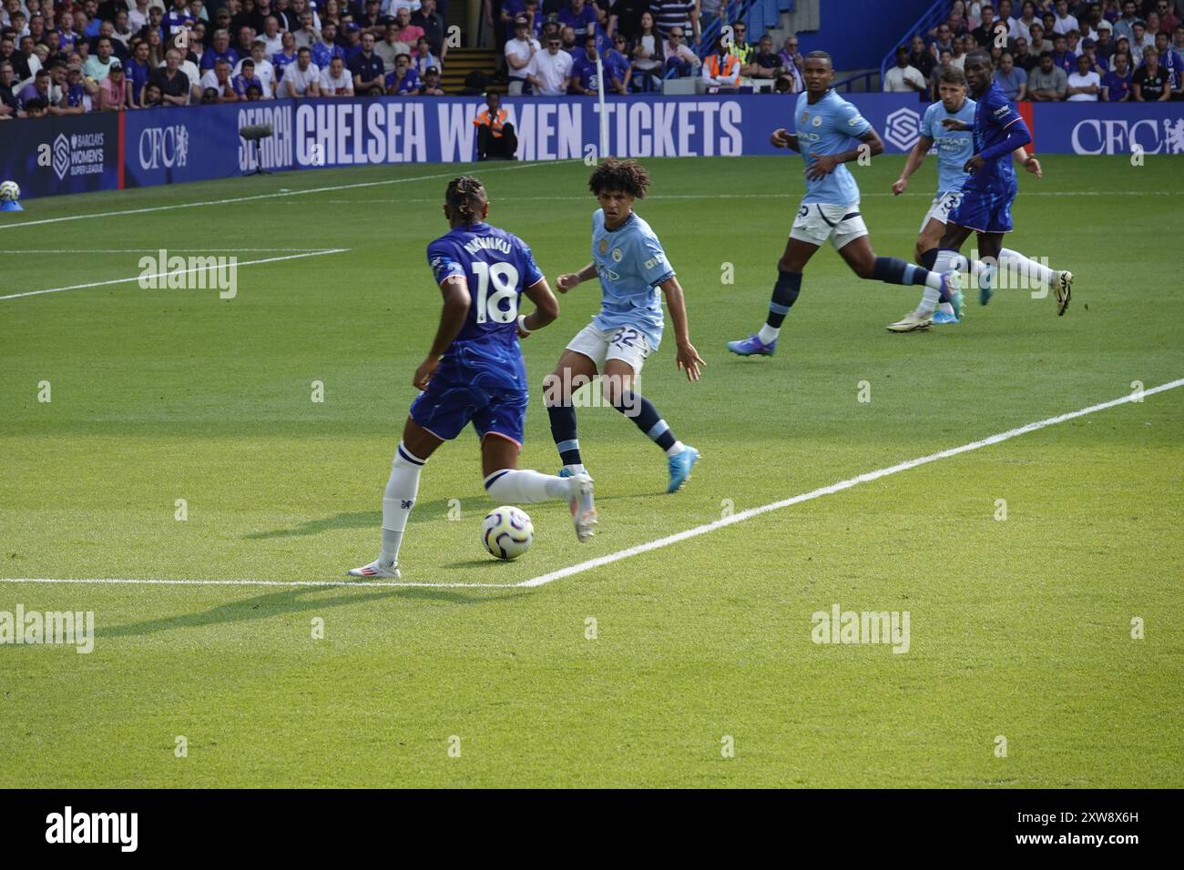 Chelsea, Londra, Regno Unito. 18 agosto 2024. La prima partita della Premier League per il Chelsea Football Club e gli ultimi anni i campioni del Manchester City Football Club giocavano allo Stamford Bridge. Our Picture Shows: (OPS): Chelsea Christopher Nkunku balla oltre un uomo. Credito sfida città: Motofoto/Alamy Live News Foto Stock