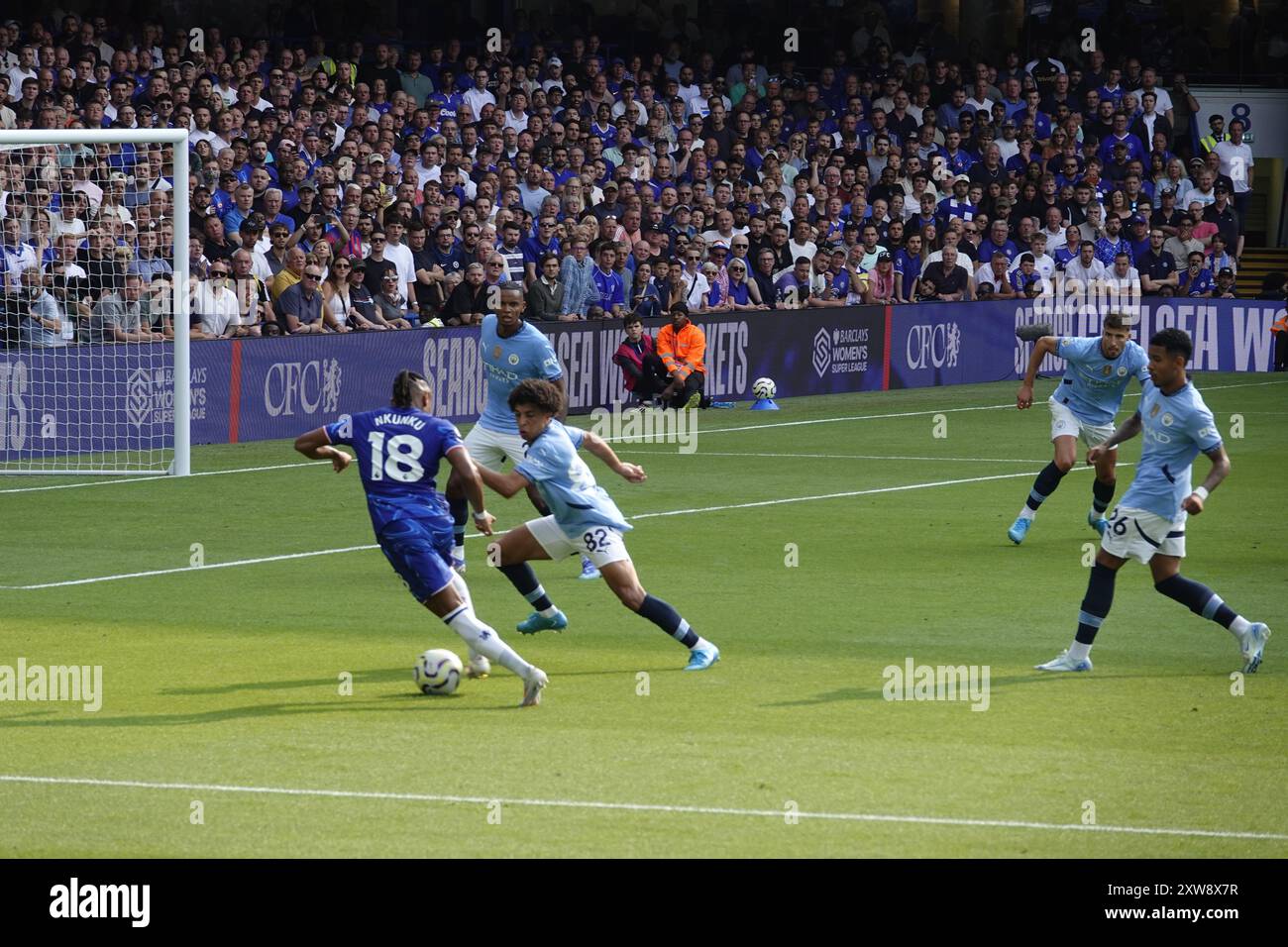 Chelsea, Londra, Regno Unito. 18 agosto 2024. La prima partita della Premier League per il Chelsea Football Club e gli ultimi anni i campioni del Manchester City Football Club giocavano allo Stamford Bridge. Our Picture Shows: (OPS): Chelsea Christopher Nkunku balla oltre un uomo. Credito sfida città: Motofoto/Alamy Live News Foto Stock