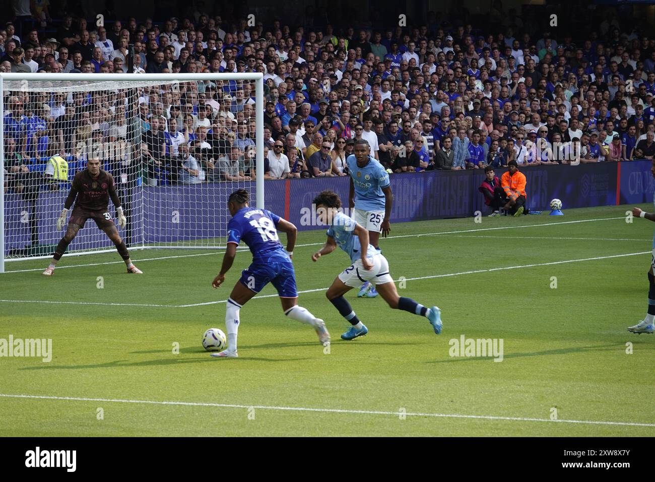 Chelsea, Londra, Regno Unito. 18 agosto 2024. La prima partita della Premier League per il Chelsea Football Club e gli ultimi anni i campioni del Manchester City Football Club giocavano allo Stamford Bridge. Our Picture Shows: (OPS): Chelsea Christopher Nkunku balla oltre un uomo. Credito sfida città: Motofoto/Alamy Live News Foto Stock