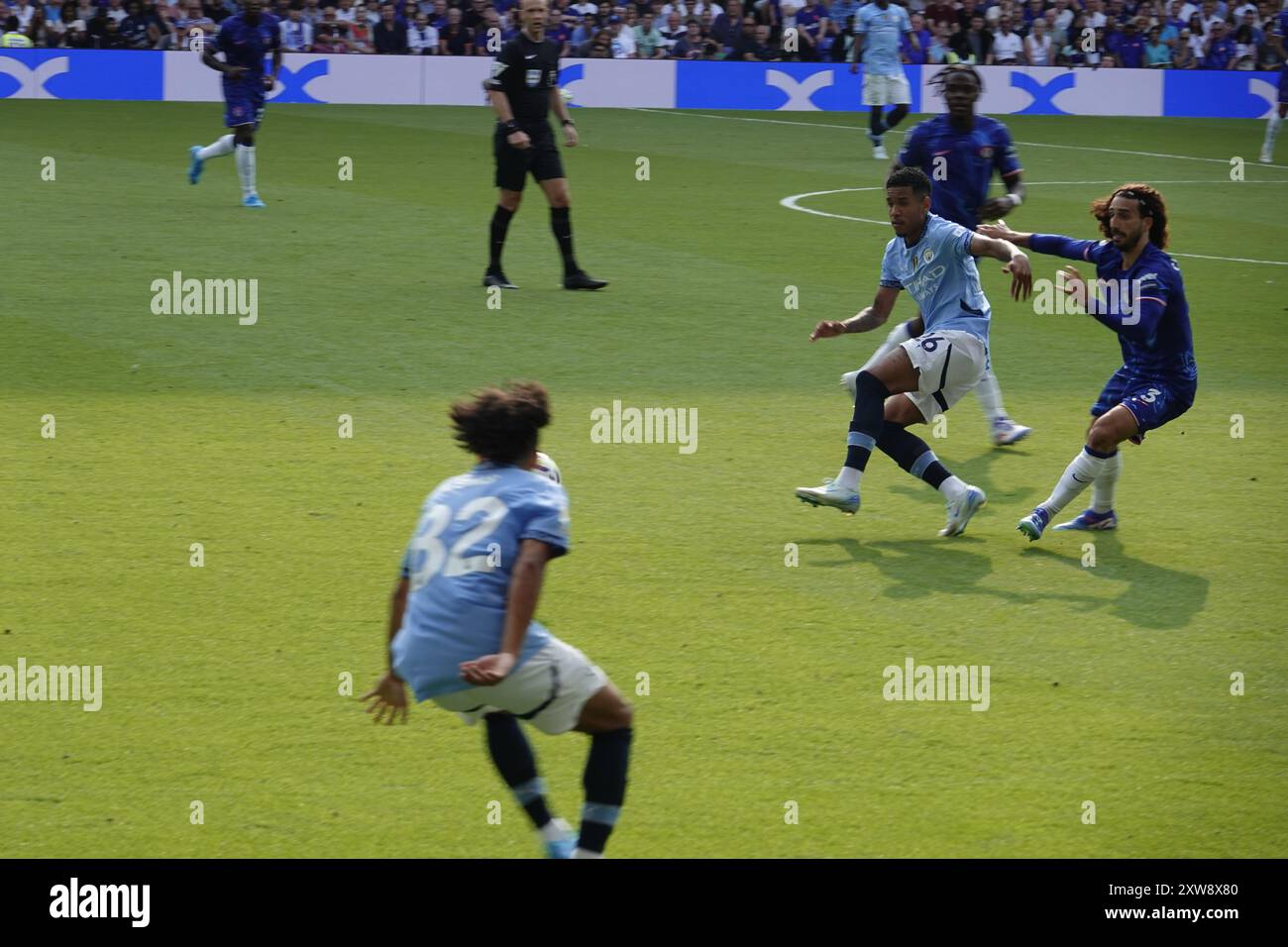 Chelsea, Londra, Regno Unito. 18 agosto 2024. La prima partita della Premier League per il Chelsea Football Club e gli ultimi anni i campioni del Manchester City Football Club giocavano allo Stamford Bridge. Our Picture Shows: (OPS) : Midfield action Credit: Motofoto/Alamy Live News Foto Stock