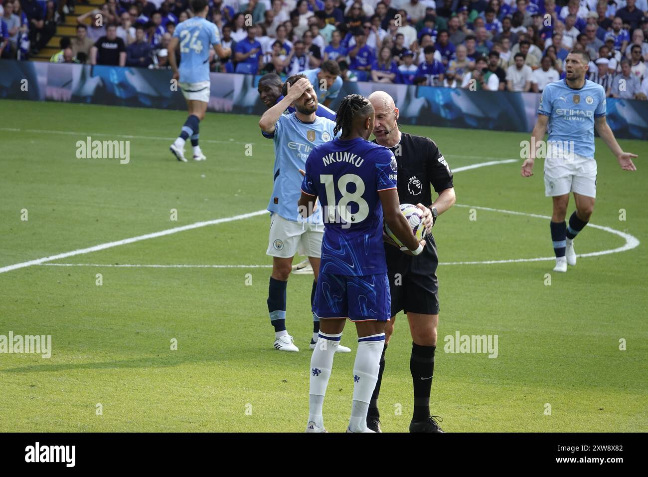 Chelsea, Londra, Regno Unito. 18 agosto 2024. La prima partita della Premier League per il Chelsea Football Club e gli ultimi anni i campioni del Manchester City Football Club giocavano allo Stamford Bridge. Our Picture Shows: (OPS) : l'ref Anthony Taylor ha parole con ChelseaÕs Christopher Nkunku Credit: Motofoto/Alamy Live News Foto Stock