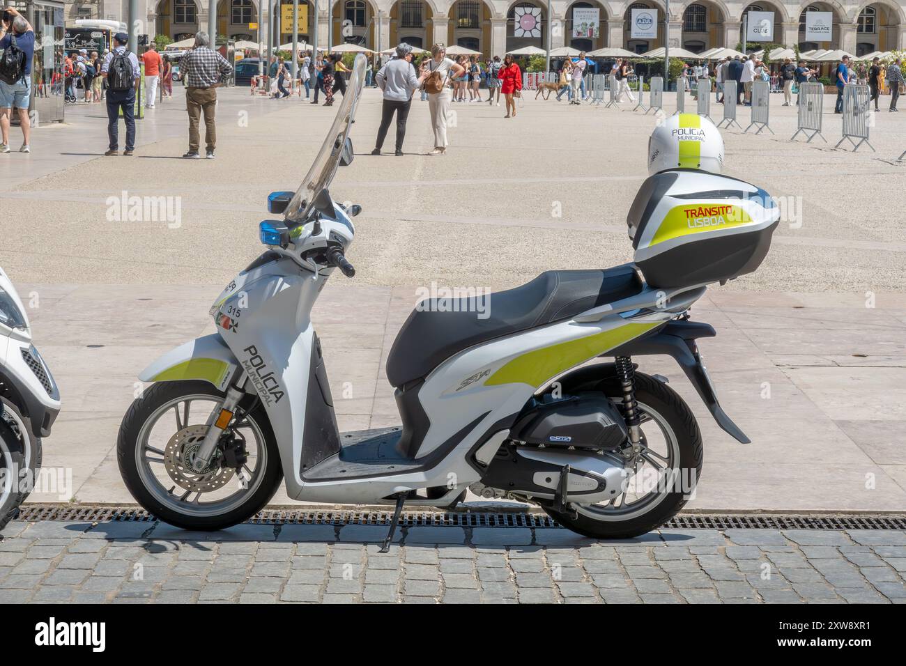 Polizia municipale di Lisbona Honda Activa Scooter parcheggiato in Commerce Square Lisbona Portogallo, 16 aprile 2024 Foto Stock