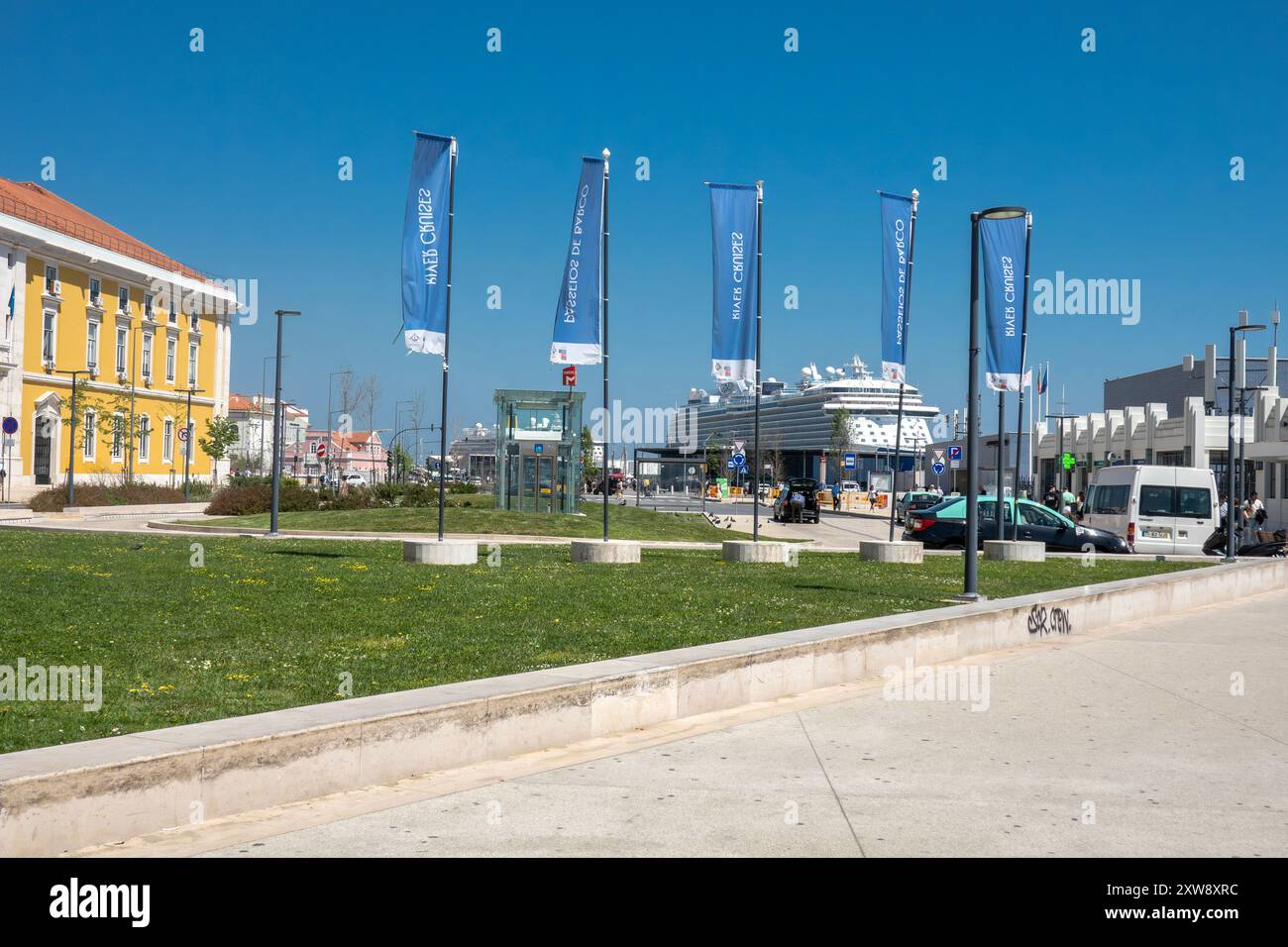 Terminal delle navi da crociera di Lisbona con Regal Princess nel porto, sul fiume Tago, 16 aprile 2024 Foto Stock