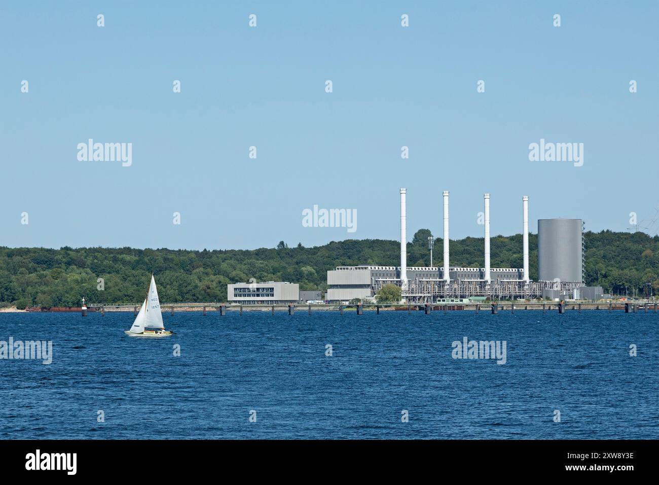 Centrale elettrica a gas, Küstenkraftwerk, barca a vela, Kiel, Schleswig-Holstein, Germania Foto Stock