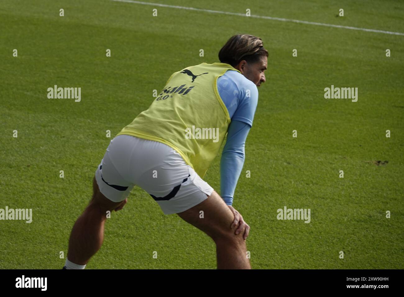 Chelsea, Londra, Regno Unito. 18 agosto 2024. La prima partita della Premier League per il Chelsea Football Club e gli ultimi anni i campioni del Manchester City Football Club giocavano allo Stamford Bridge. Our Picture Shows: (OPS) : Sub Jack Grealish scalda crediti: Motofoto/Alamy Live News Foto Stock