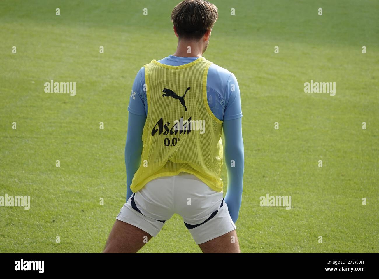 Chelsea, Londra, Regno Unito. 18 agosto 2024. La prima partita della Premier League per il Chelsea Football Club e gli ultimi anni i campioni del Manchester City Football Club giocavano allo Stamford Bridge. Our Picture Shows: (OPS) : Sub Jack Grealish scalda crediti: Motofoto/Alamy Live News Foto Stock
