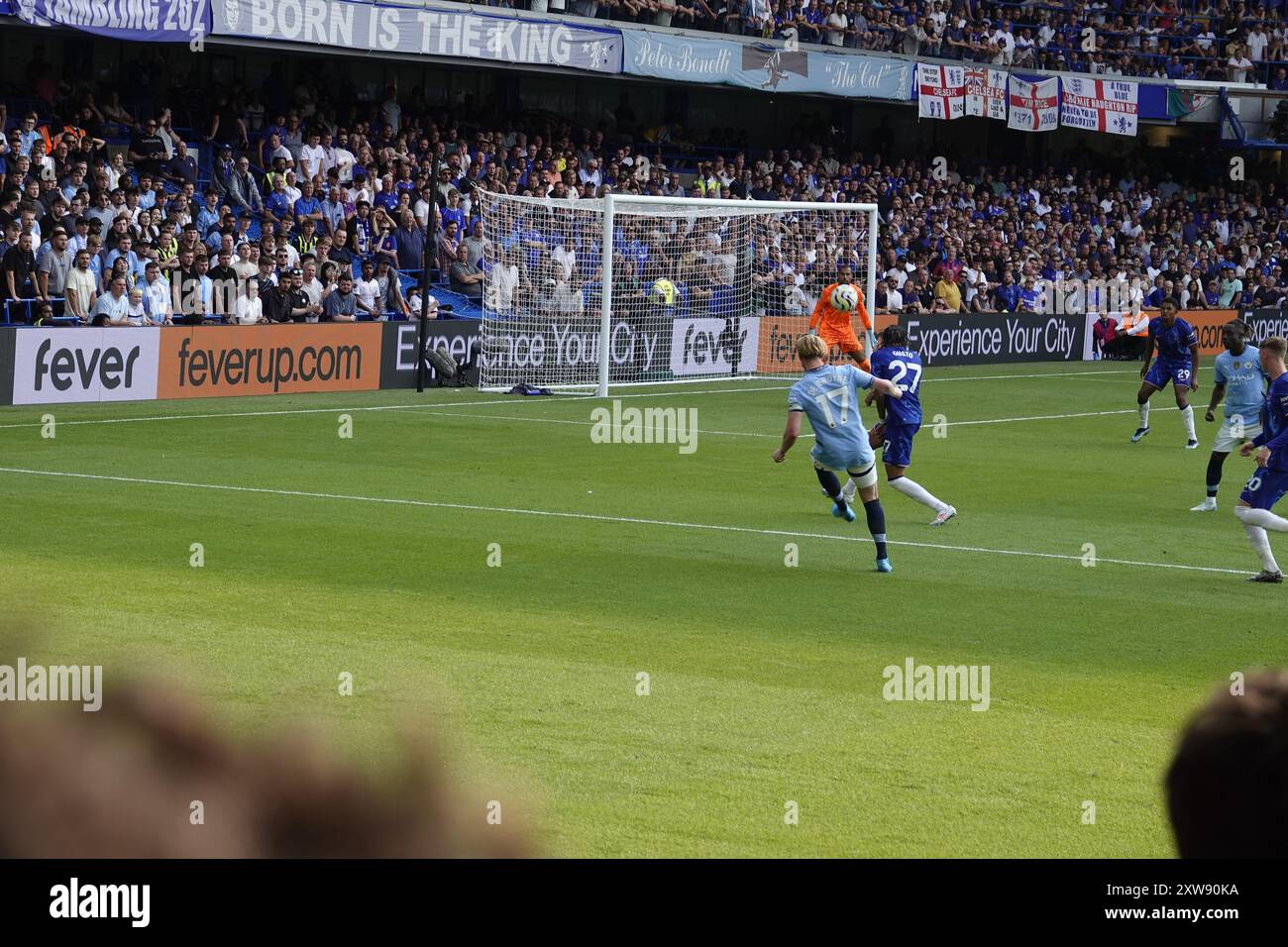 Chelsea, Londra, Regno Unito. 18 agosto 2024. La prima partita della Premier League per il Chelsea Football Club e gli ultimi anni i campioni del Manchester City Football Club giocavano allo Stamford Bridge. Our Picture Shows: (OPS) :Kevin de Byrne spara per Man City. Crediti: Motofoto/Alamy Live News Foto Stock