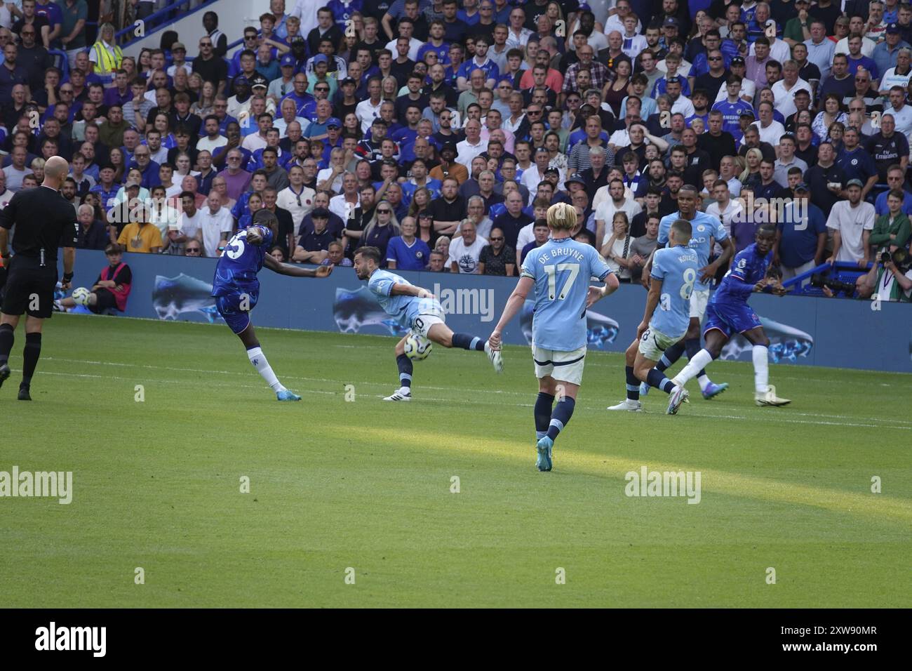 Chelsea, Londra, Regno Unito. 18 agosto 2024. La prima partita della Premier League per il Chelsea Football Club e gli ultimi anni i campioni del Manchester City Football Club giocavano allo Stamford Bridge. Our Picture Shows: (OPS) : ChelseaÕs Casceido manca il suo sciopero. Crediti: Motofoto/Alamy Live News Foto Stock