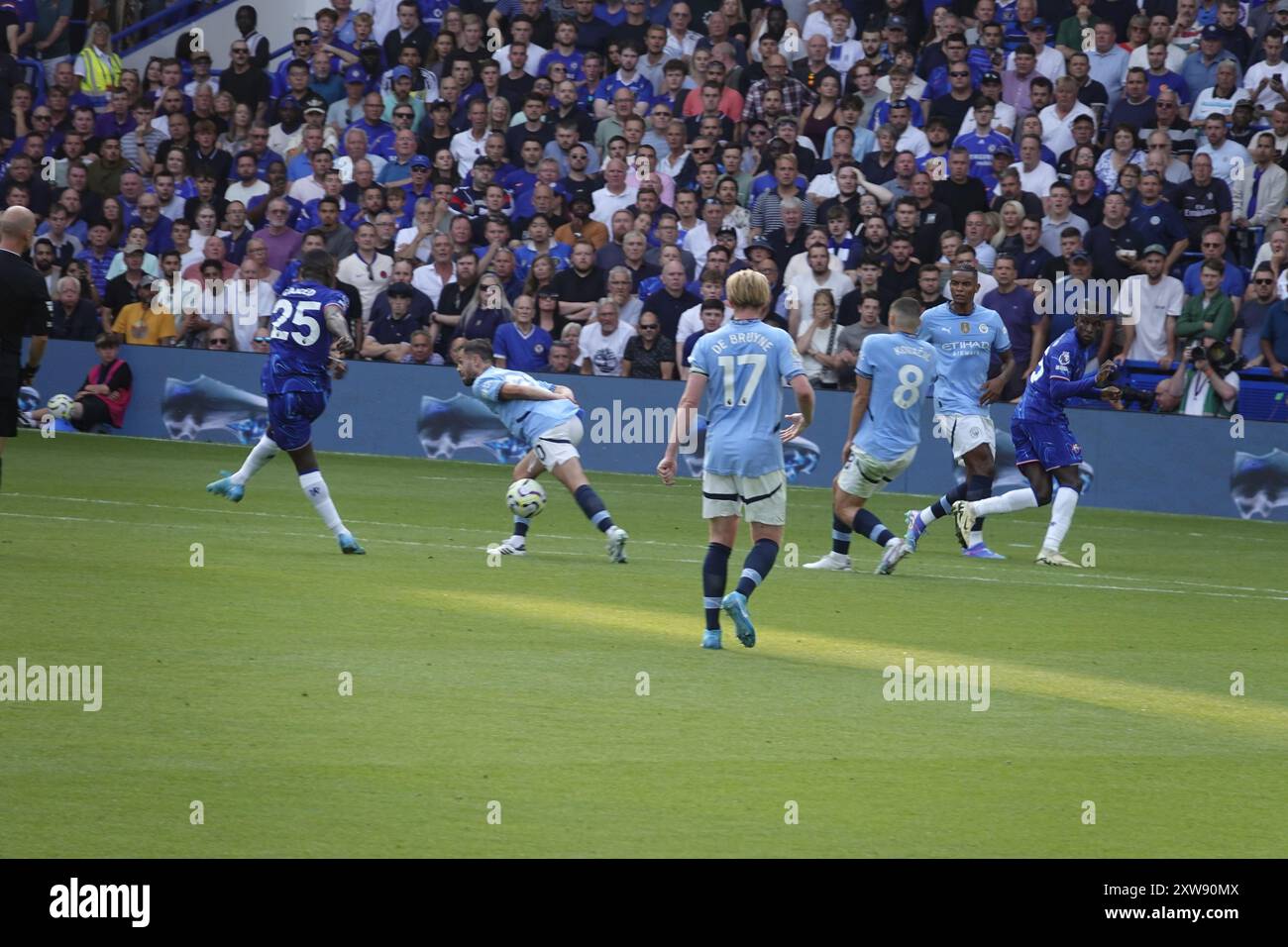 Chelsea, Londra, Regno Unito. 18 agosto 2024. La prima partita della Premier League per il Chelsea Football Club e gli ultimi anni i campioni del Manchester City Football Club giocavano allo Stamford Bridge. Our Picture Shows: (OPS) : ChelseaÕs Casceido manca il suo sciopero. Crediti: Motofoto/Alamy Live News Foto Stock