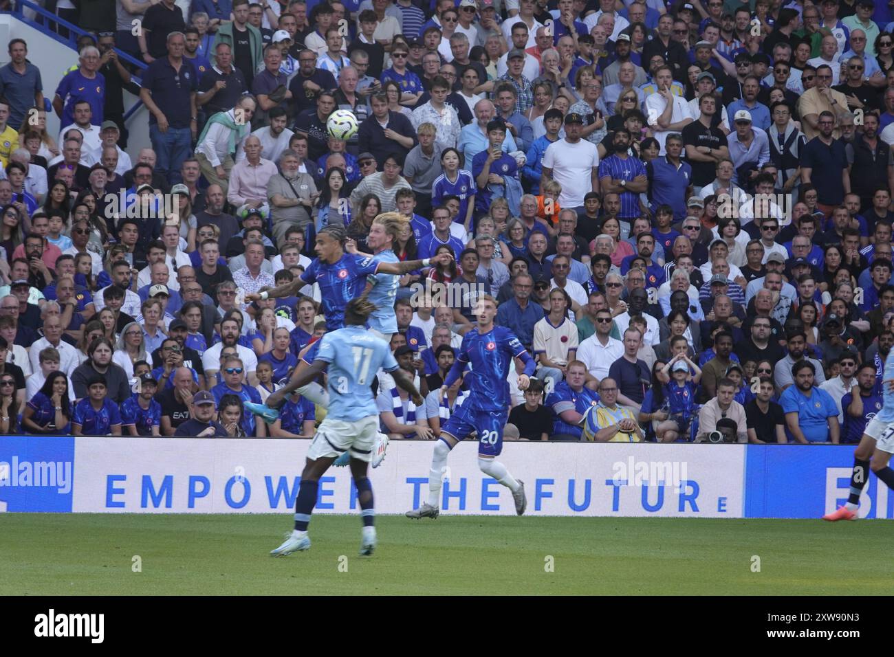 Chelsea, Londra, Regno Unito. 18 agosto 2024. La prima partita della Premier League per il Chelsea Football Club e gli ultimi anni i campioni del Manchester City Football Club giocavano allo Stamford Bridge. Our Picture Shows: (OPS) : Cole Palmer (20) attraversa la City box Credit: Motofoto/Alamy Live News Foto Stock
