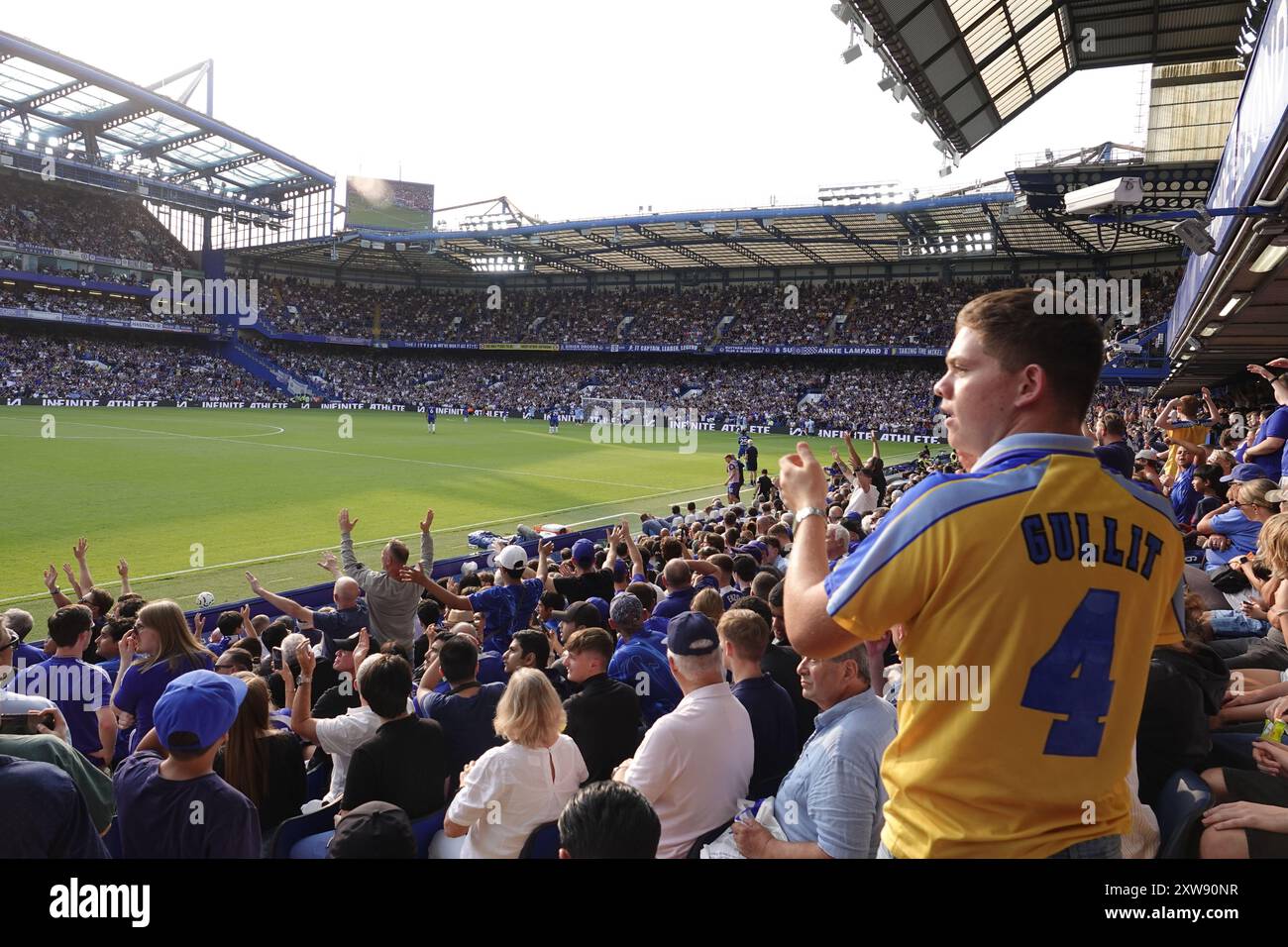 Chelsea, Londra, Regno Unito. 18 agosto 2024. La prima partita della Premier League per il Chelsea Football Club e gli ultimi anni i campioni del Manchester City Football Club giocavano allo Stamford Bridge. Our Picture Shows: (OPS) :i tifosi del Chelsea cercano di radunare i loro giocatori Credit: Motofoto/Alamy Live News Foto Stock